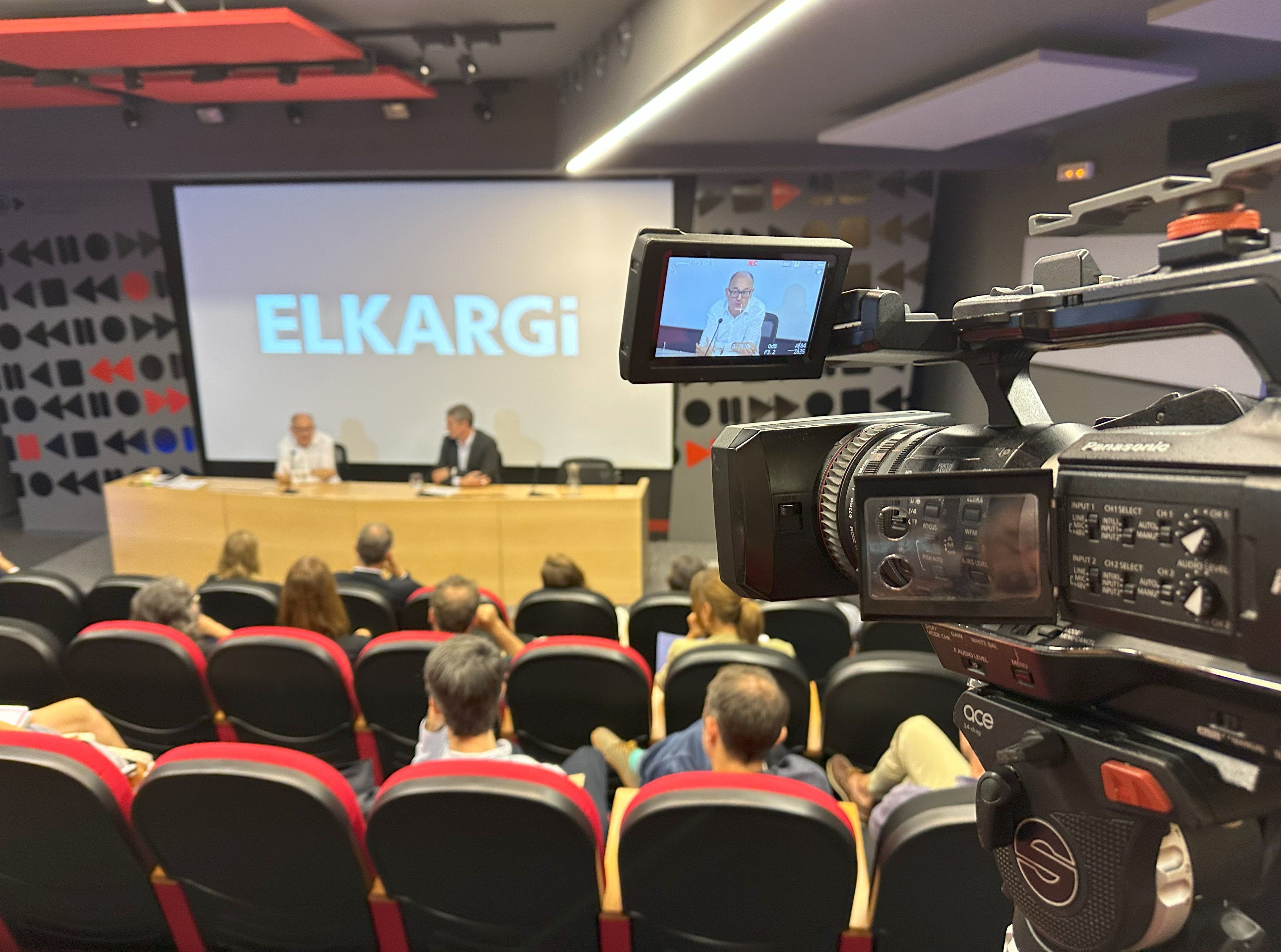 Rebordinos, industria kulturalen esparru finantzario eta fiskalaz solasean | Argazkia: Elkargi Rebordinos, industria kulturalen esparru finantzario eta fiskalaz solasean | Argazkia: Elkargi