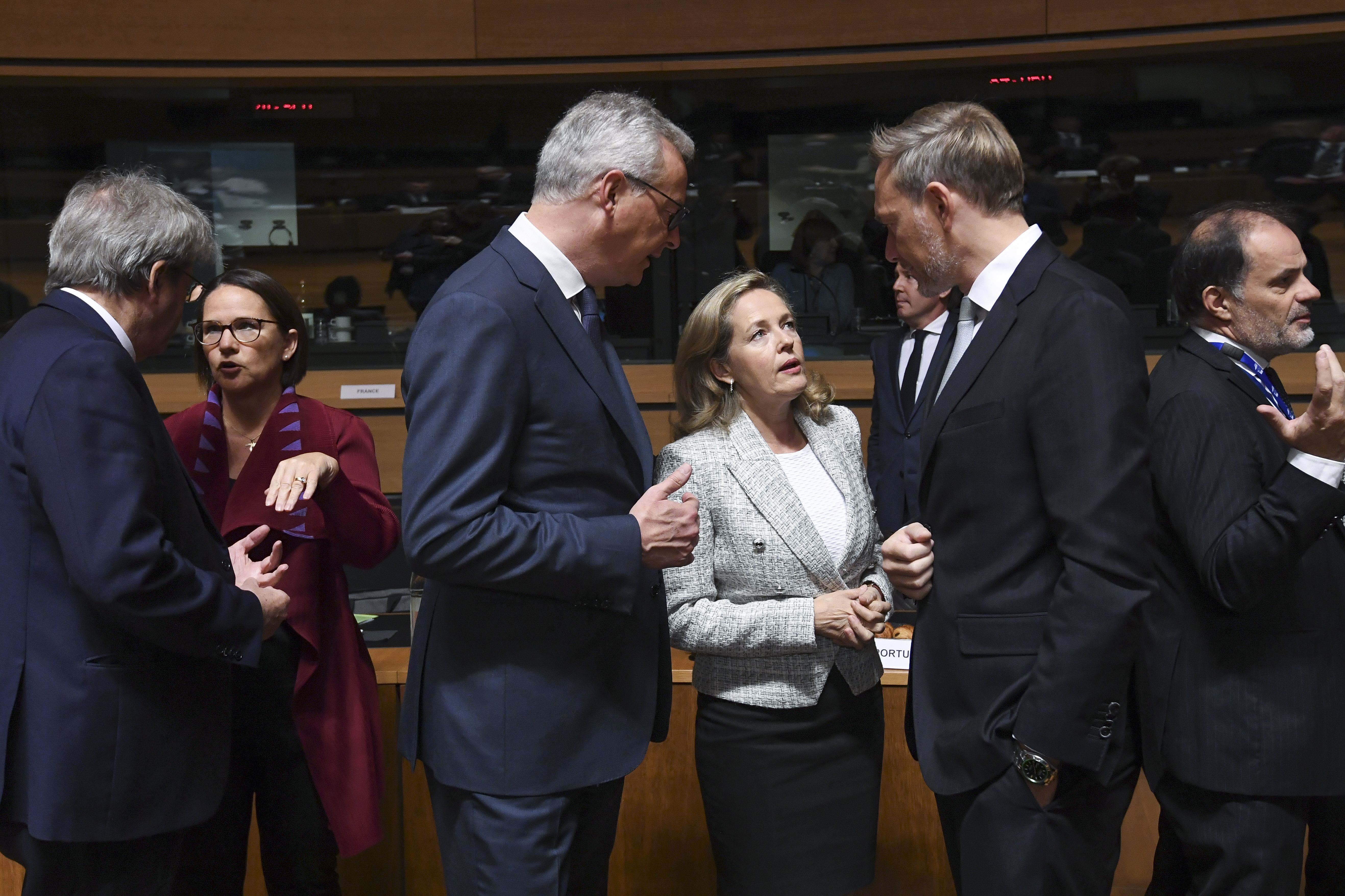Calviño, asteartean, Frantziako eta Alemaniako ekonomia ministroekin hizketan, Ecofinen bileran | Argazkia: Europako Batzordea Calviño, asteartean, Frantziako eta Alemaniako ekonomia ministroekin hizketan, Ecofinen bileran | Argazkia: Europako Batzordea