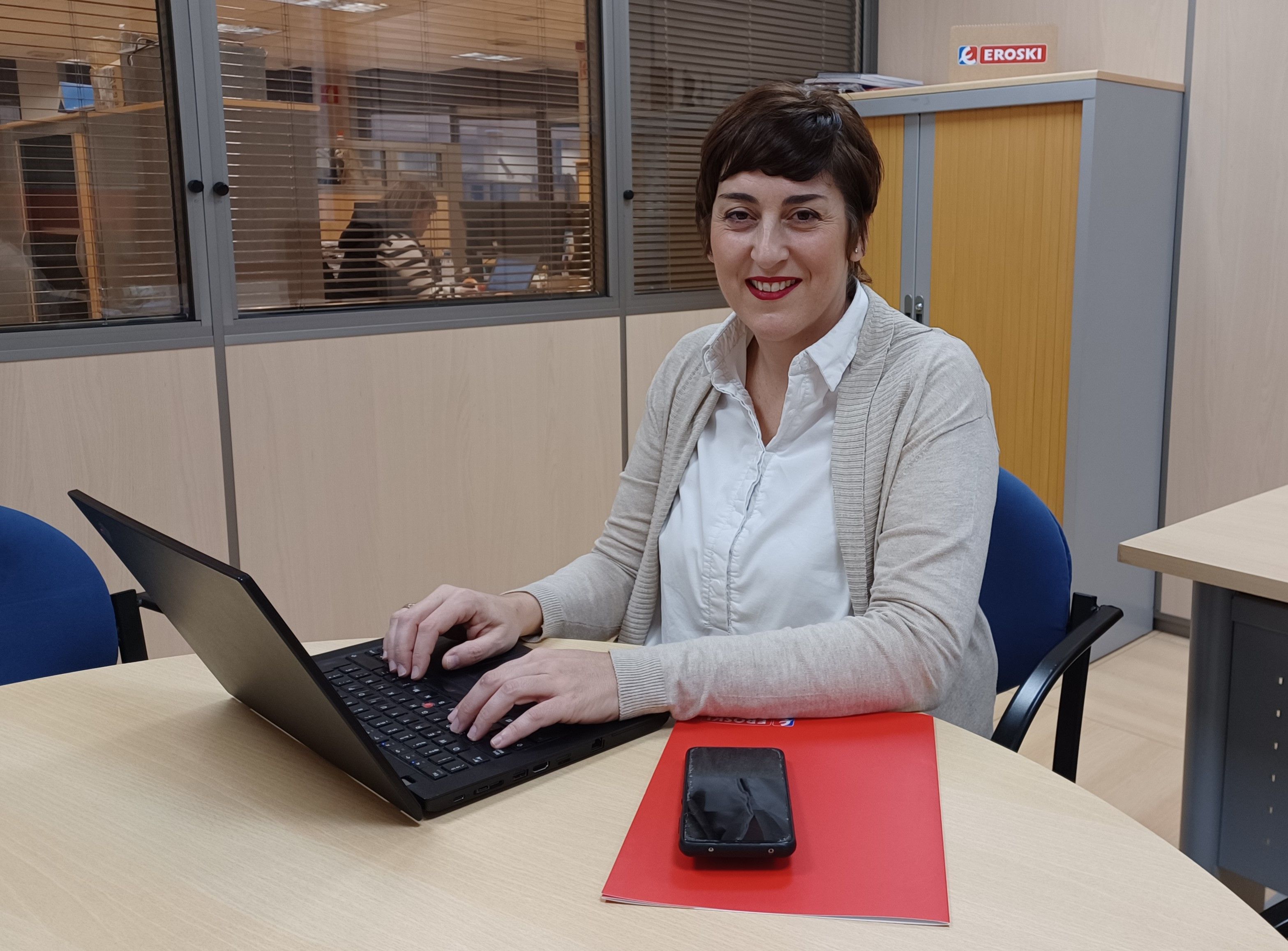 Ainara Ocaña Eroskiko bulegoetan | Argazkia: Eroski Ainara Ocaña Eroskiko bulegoetan | Argazkia: Eroski
