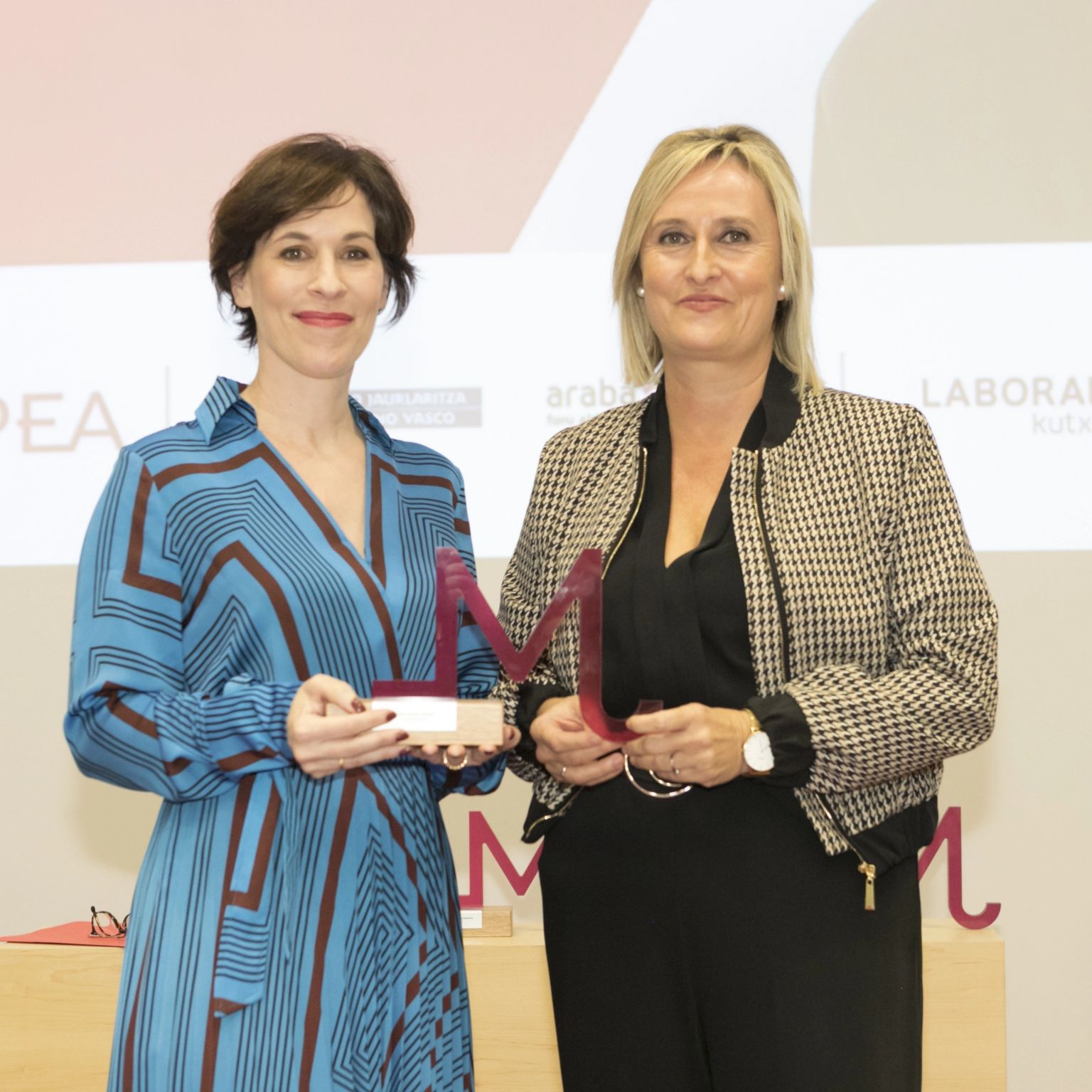 Maria Arroyo Rooster Capitaleko sortzailea (ezkerrean), AMPEA ekintzaile onenaren saria jasotzen | Argazkia: Ampea Maria Arroyo Rooster Capitaleko sortzailea (ezkerrean), AMPEA ekintzaile onenaren saria jasotzen | Argazkia: Ampea
