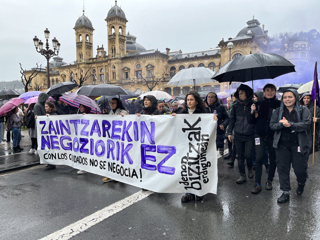 Donostian eguerdian egindako manifestazioa udaletxe parean | Argazkia: EnpresaBIDEA Donostian eguerdian egindako manifestazioa udaletxe parean | Argazkia: EnpresaBIDEA