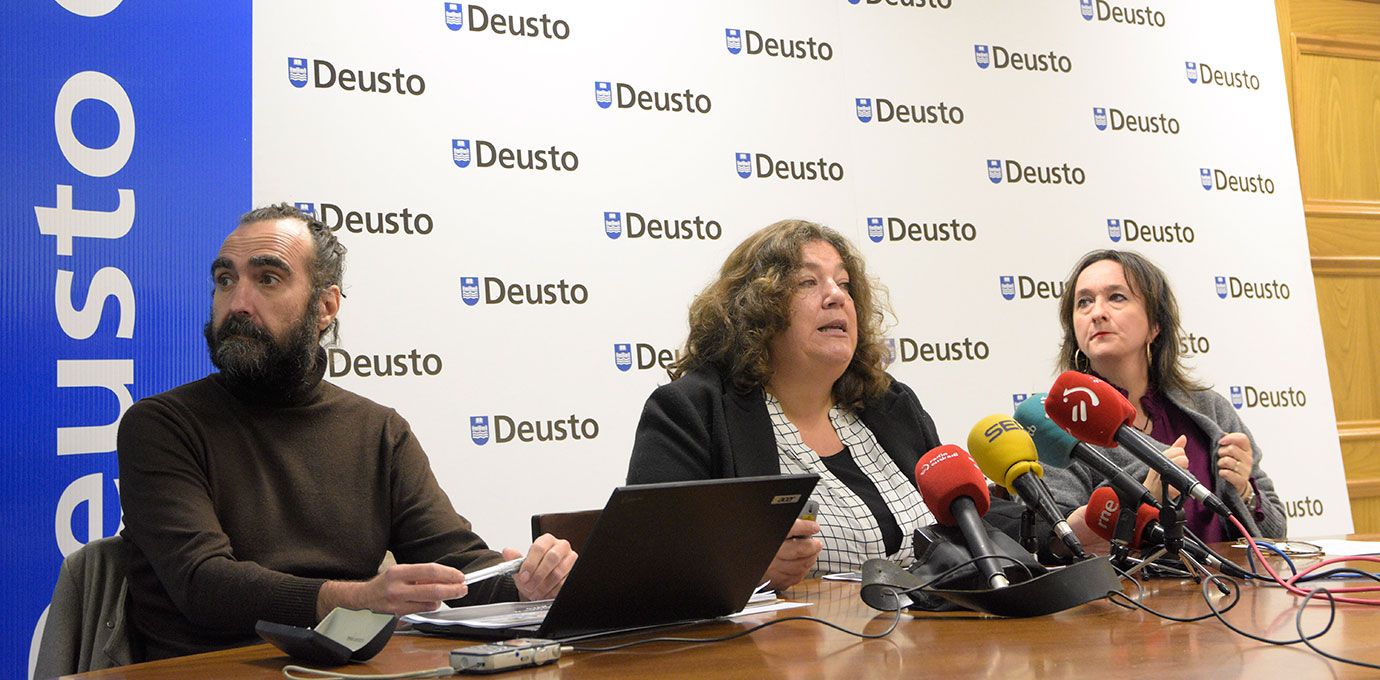 Braulio Gomez, Maria Silvestre eta Iratxe Aristegi Deustobarometroaren arduradunak | Argazkia: Deustuko Unibertsitatea Braulio Gomez, Maria Silvestre eta Iratxe Aristegi Deustobarometroaren arduradunak | Argazkia: Deustuko Unibertsitatea