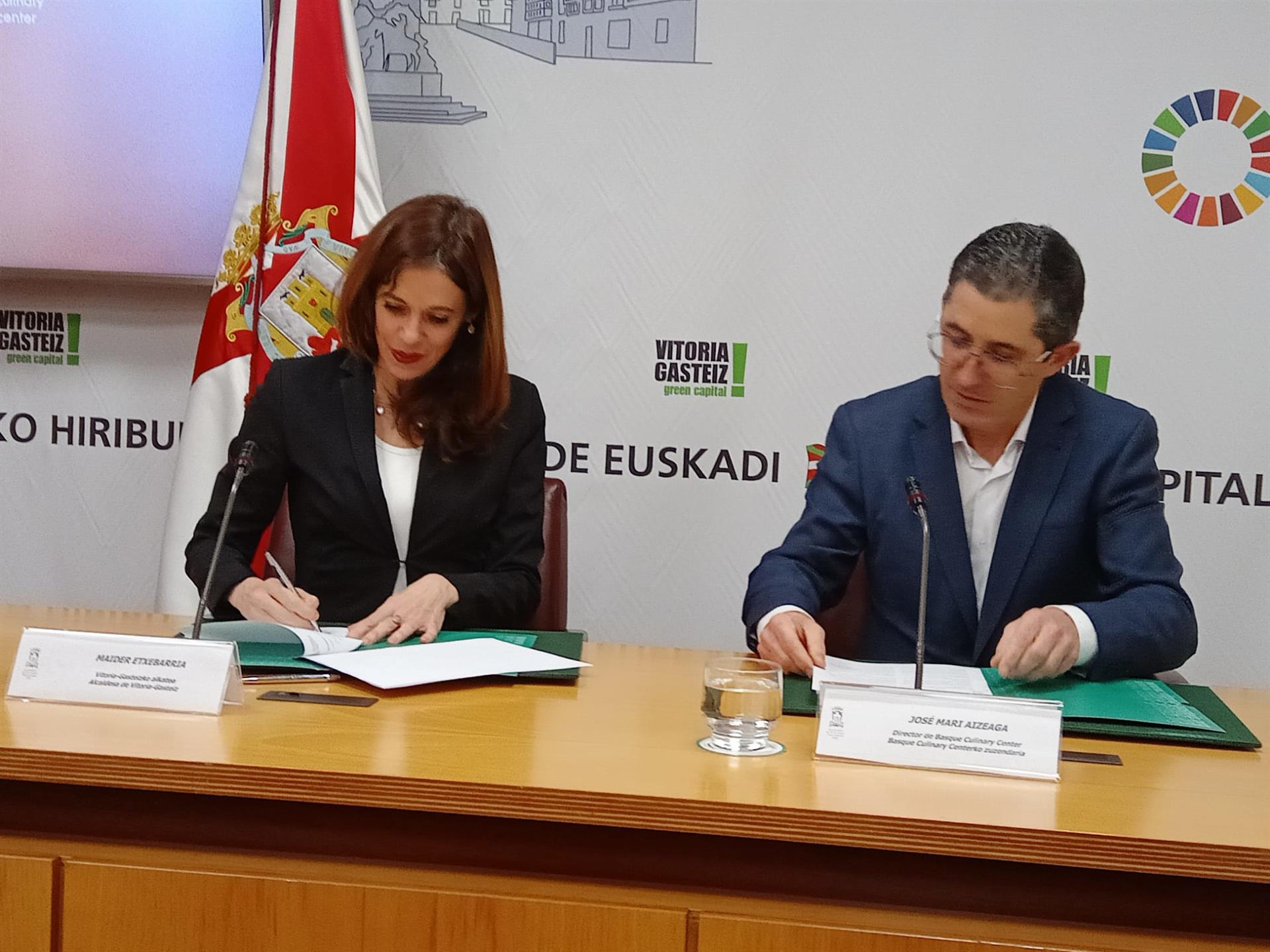 Maider Etxeberria Gasteizko alkatea eta Joxe Mari Aizega BCCko zuzendari nagusia | Argazkia: Europa Press Maider Etxeberria Gasteizko alkatea eta Joxe Mari Aizega BCCko zuzendari nagusia | Argazkia: Europa Press