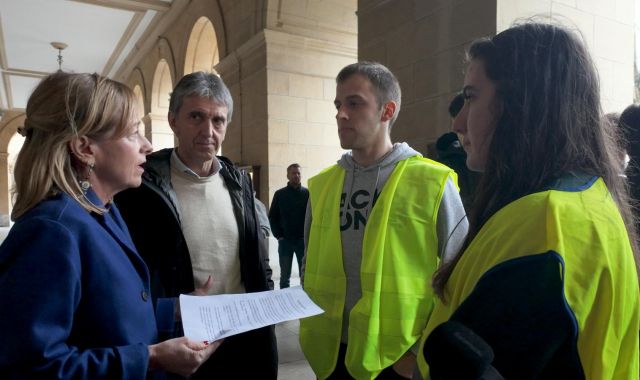 Eider Mendoza bi nekazarirekin hizketan | Argazkia: Gipuzkoako Foru Aldundia Eider Mendoza bi nekazarirekin hizketan | Argazkia: Gipuzkoako Foru Aldundia