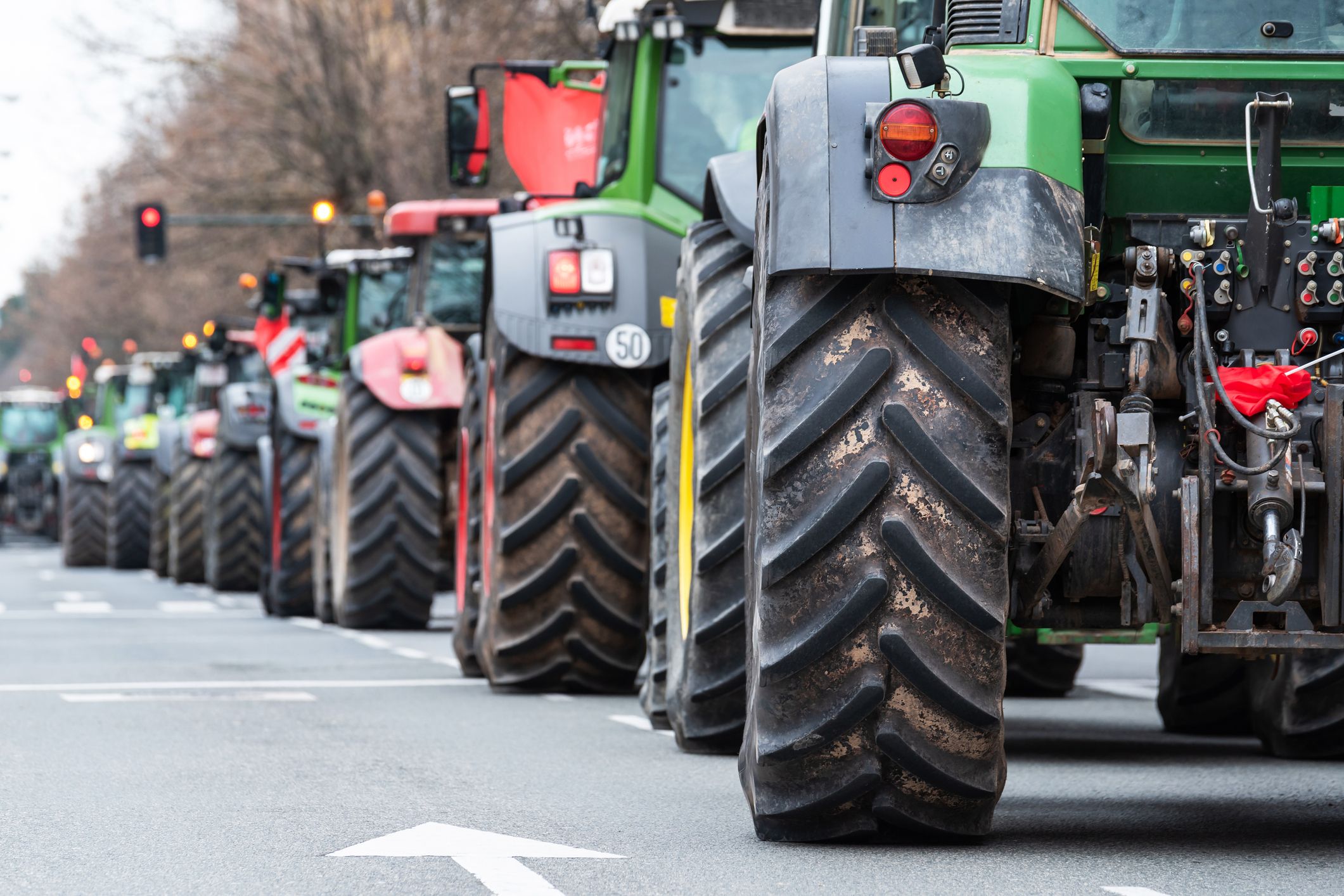 Nekazariek traktoreak errepideetara atera dituzte azken egunotan | Argazkia: iStock