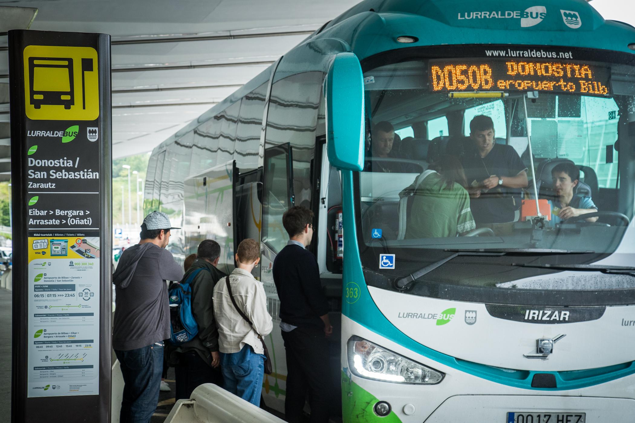 Bilboko aireportuan bidaiariak Lurraldebuseko autobusera igotzen| Argazkia: Gipuzkoako Foru Aldundia