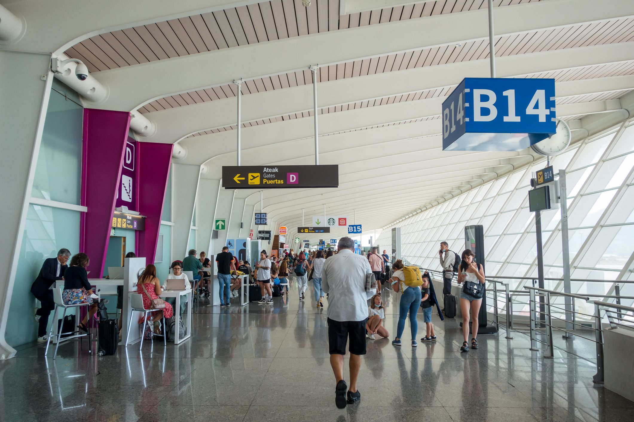 Loiuko aireportutik, Bari, Cork, Katowice, Praga eta Lujbljanara charter hegaldiak egongo dira | Argazkia: iStock 