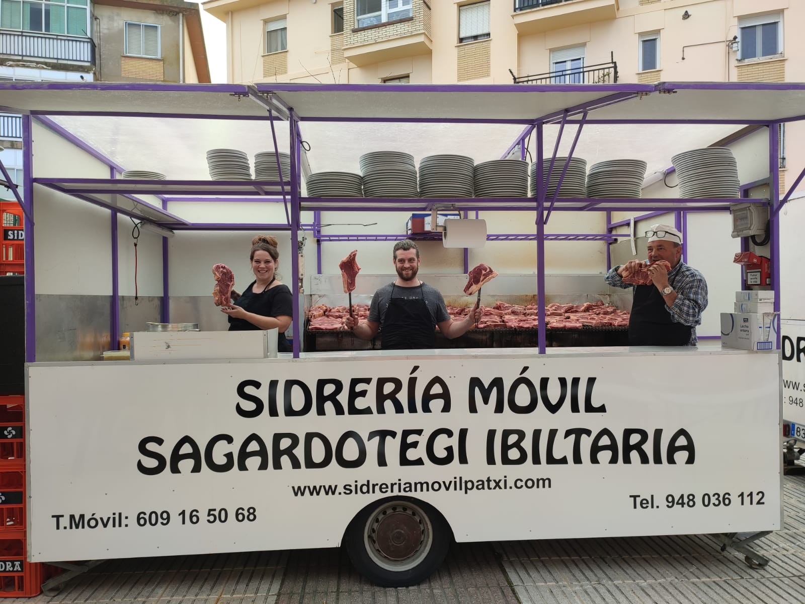 Patxi Aranguren eta bere seme-alaba, Igor eta Oihana, sagardotegi mugikorrean | Argazkia: Utzita