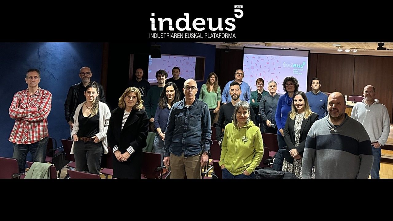 Durangon egin den Indeusen urteko bigarren bilerara bertaratutakoen familia argazkia | Argazkia: INDEUS Durangon egin den Indeusen urteko bigarren bilerara bertaratutakoen familia argazkia | Argazkia: INDEUS
