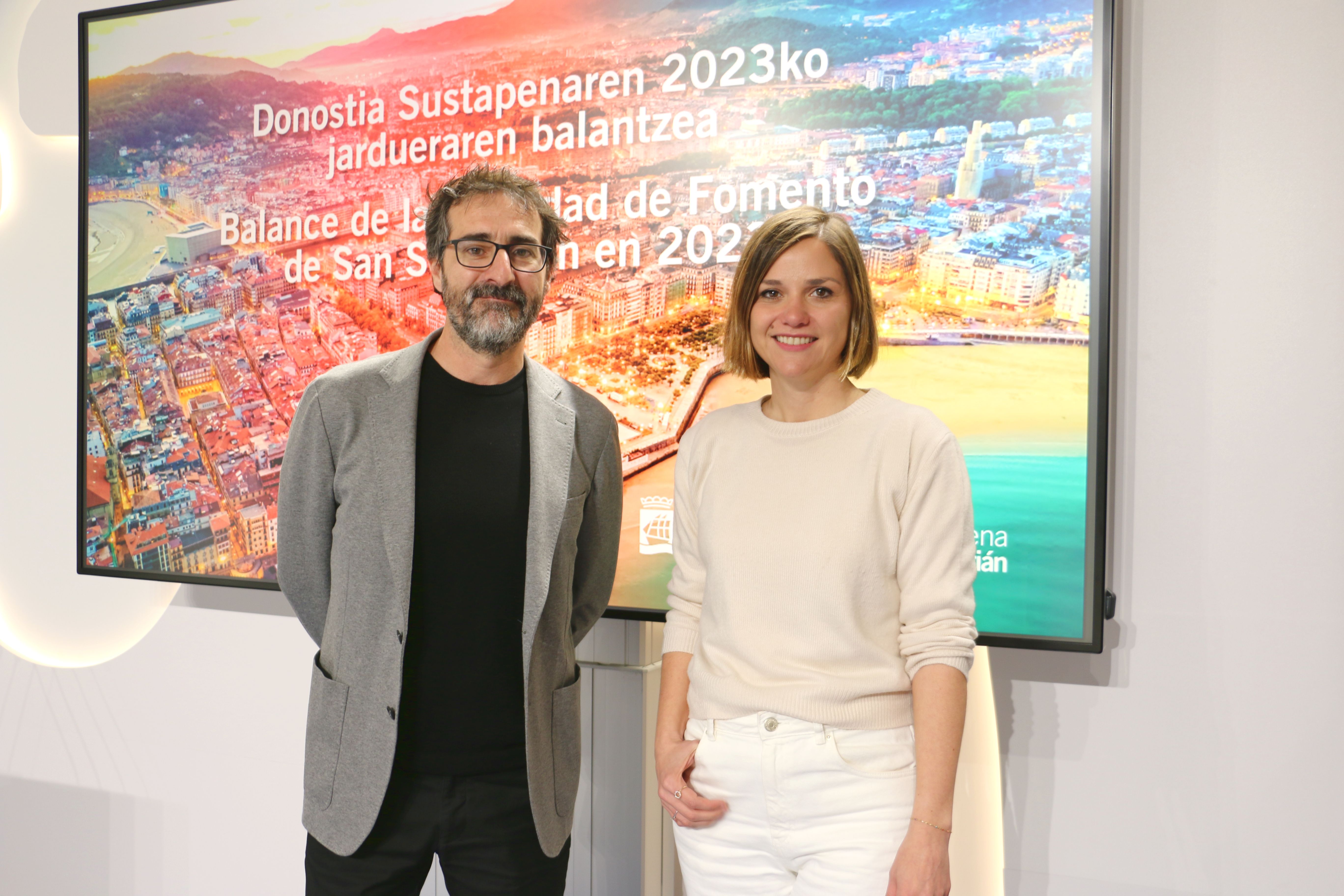 Iñigo Olaizola, Donostia Sustapeneko zuzendari orokorra eta Ane Oyarbide, Ekonomia eta Bertako Enplegurako zinegotzia | Argazkia: Donostia Sustapena Iñigo Olaizola, Donostia Sustapeneko zuzendari orokorra eta Ane Oyarbide, Ekonomia eta Bertako Enplegurako zinegotzia | Argazkia: Donostia Sustapena