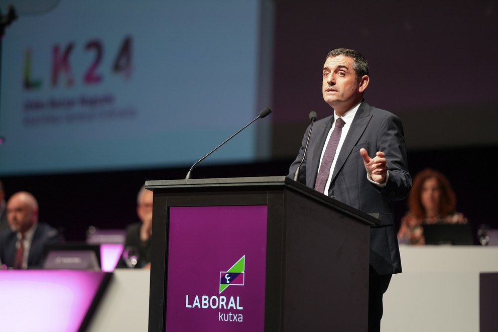 Adolfo Plaza Laboral Kutxako presidentea larunbatean egindako batzar nagusian | Argazkia: TuLankide Adolfo Plaza Laboral Kutxako presidentea larunbatean egindako batzar nagusian | Argazkia: TuLankide