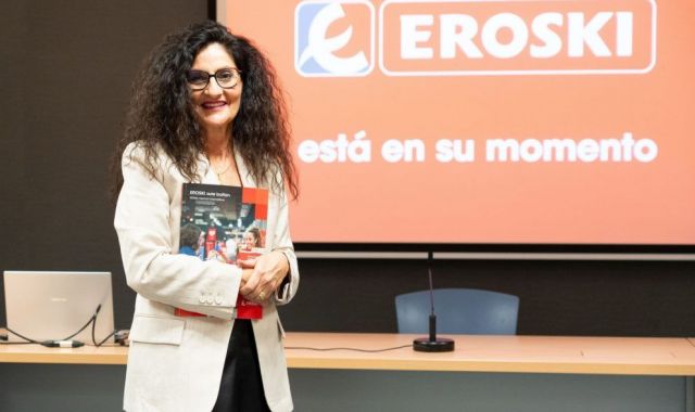 Eroskiko zuzendari nagusia, Rosa Carabel, atzoko prentsaurrekoan | Argazkia: Eroski Eroskiko zuzendari nagusia, Rosa Carabel, atzoko prentsaurrekoan | Argazkia: Eroski