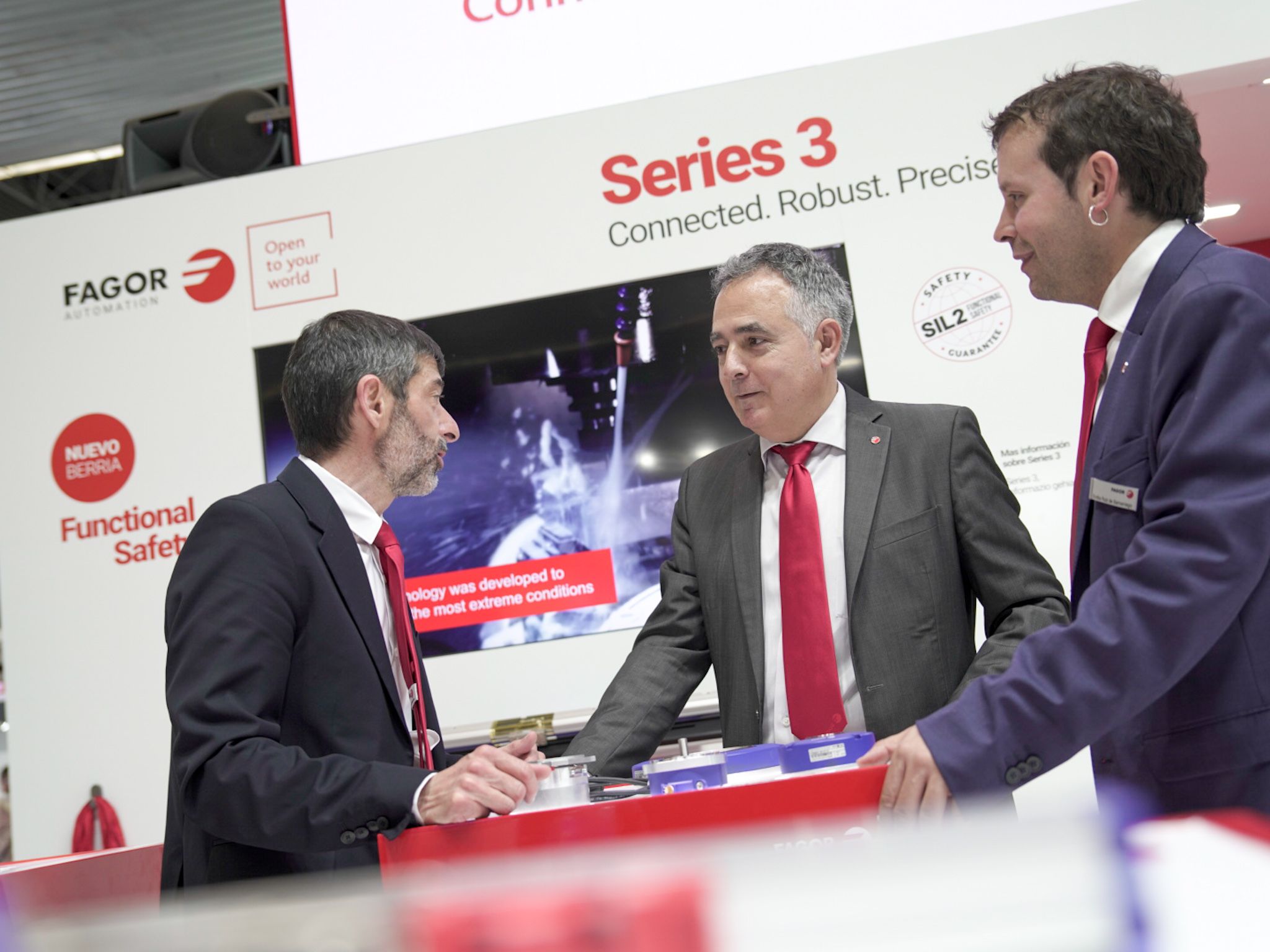 Jose Emilio Oti I+Gko zuzendaria, Rafa Aranzabal eta Endika Ruiz Samaniego aplikazioen ingeniaria BIEMHn | Argazkia: Fagor Automation