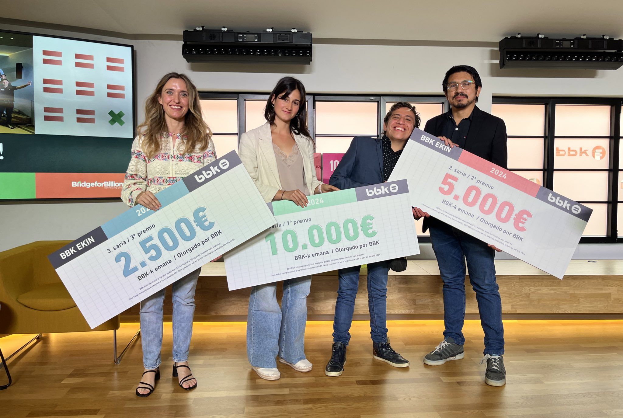 Aurtengo irabazleak saria eskuan dutela | Argazkia: BBK Fundazioa Aurtengo irabazleak saria eskuan dutela | Argazkia: BBK Fundazioa