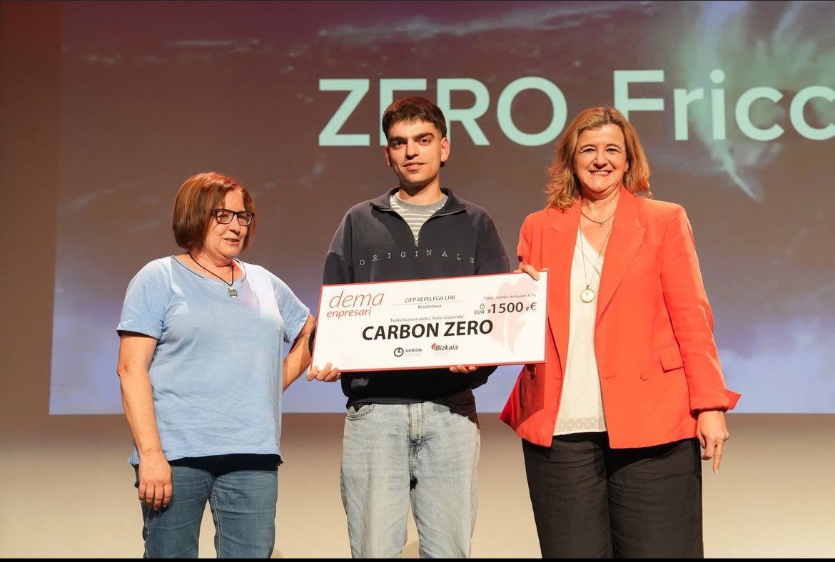 Iker Cruzado erdian, saria eskuan duela | Argazkia: Bizkaiko Foru Aldundia Iker Cruzado erdian, saria eskuan duela | Argazkia: Bizkaiko Foru Aldundia
