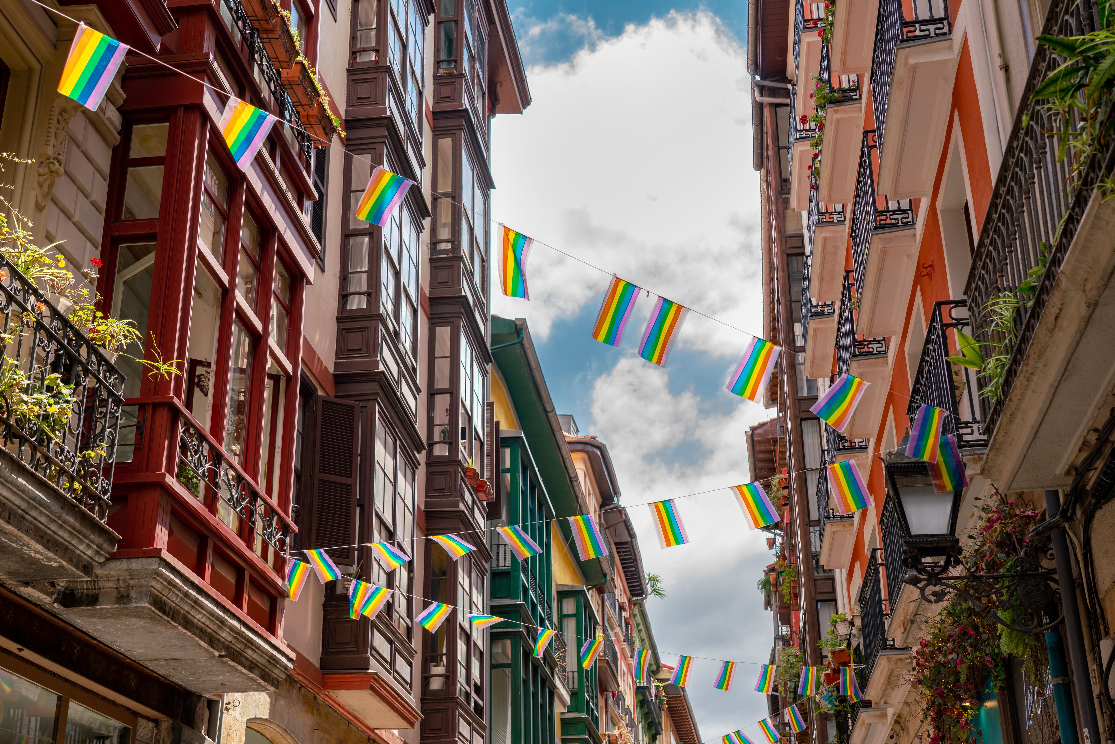 Bilboko kale bat LGTBI+ banderekin | Argazkia: iStock Bilboko kale bat LGTBI+ banderekin | Argazkia: iStock