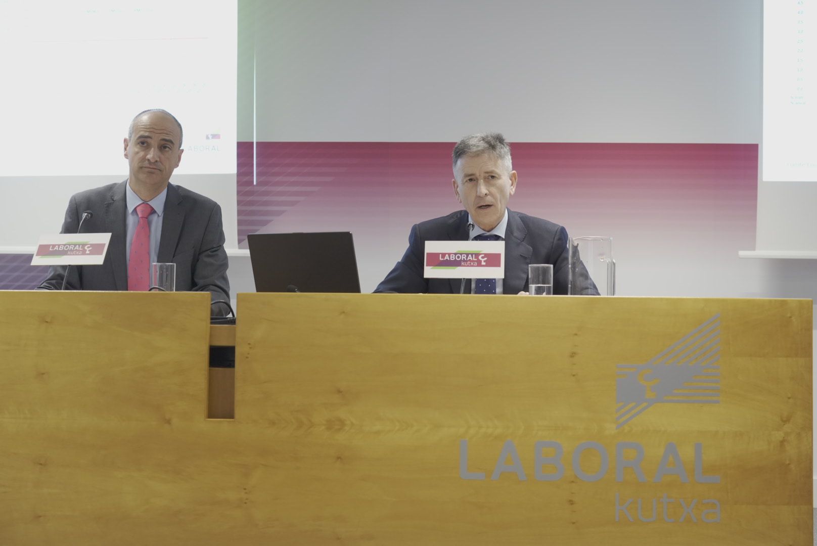 Ibon Urgoiti eta Joseba Madariaga atzo, Bilbon, euskal ekonomiaren txostenaren aurkezpenean | Argazkia: Laboral Kutxa Ibon Urgoiti eta Joseba Madariaga atzo, Bilbon, euskal ekonomiaren txostenaren aurkezpenean | Argazkia: Laboral Kutxa