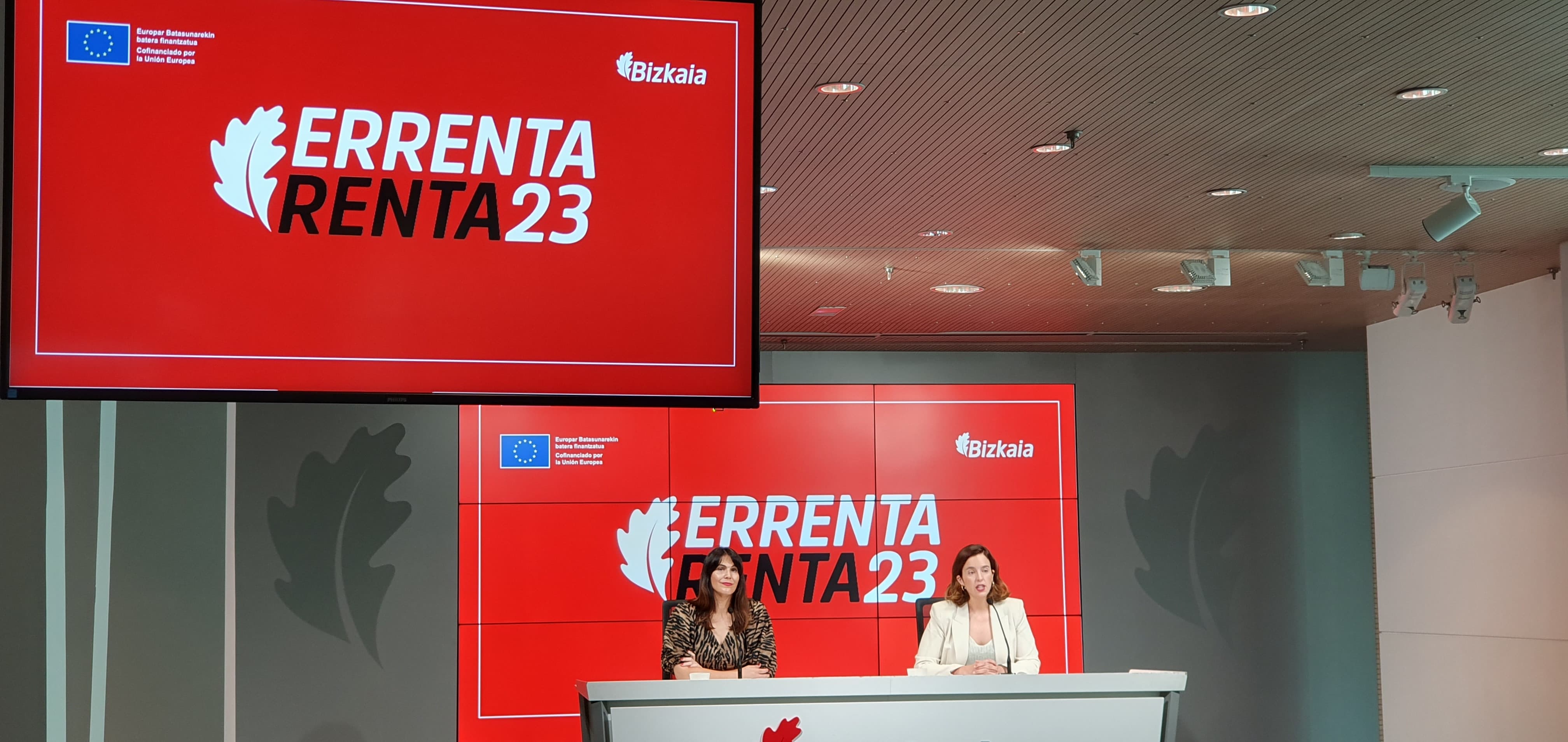 Itxaso Berrojalbiz eta Leixuri Arrizabalaga gaurko agerraldian | Argazkia: Bizkaiko Foru Aldundia Itxaso Berrojalbiz eta Leixuri Arrizabalaga gaurko agerraldian | Argazkia: Bizkaiko Foru Aldundia