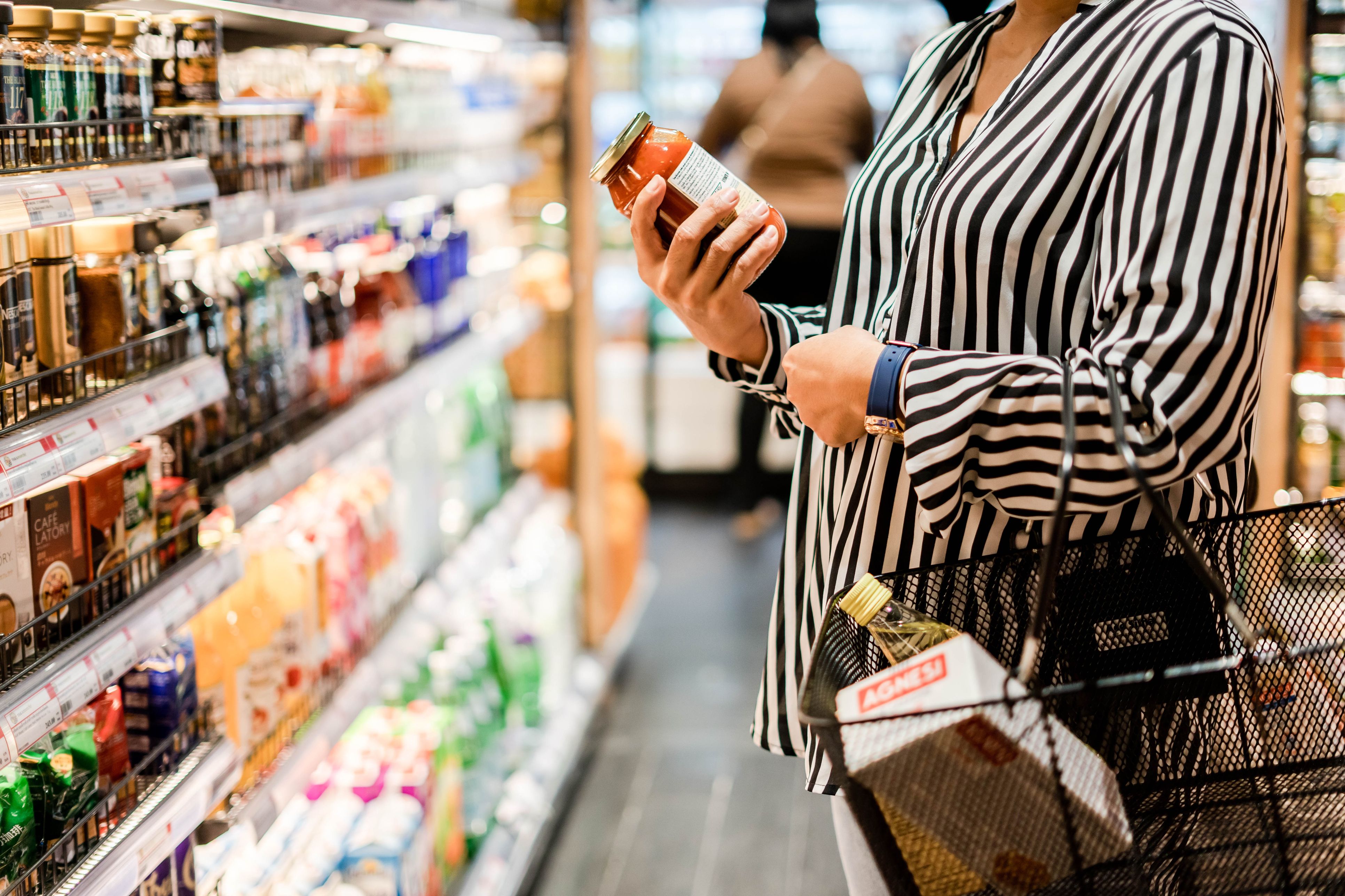 Pertsona bat supermerkatu batean erosten | Argazkia: iStock