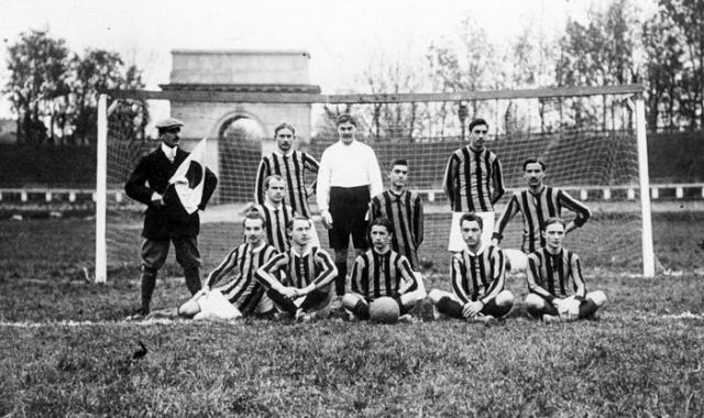 Interren alineazioa, 1909. urteko partida baten, Ausoniaren kontrakoa | Argazkia: egile ezezaguna. DFP/Enrico Liverani Interren alineazioa, 1909. urteko partida baten, Ausoniaren kontrakoa | Argazkia: egile ezezaguna. DFP/Enrico Liverani