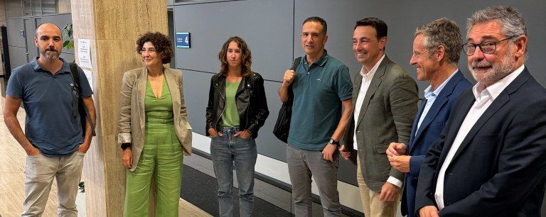 ELAko ordezkariak, Mitxel Lakuntza tarteko, Torres sailburuarekin eta sailburuordeekin | Argazkia: ELA ELAko ordezkariak, Mitxel Lakuntza tarteko, Torres sailburuarekin eta sailburuordeekin | Argazkia: ELA