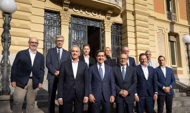 BBVAko presidentea, Carlos Torres; Cecoteko presidentea, Xavier Panés; eta Cecoteko batzordeko eta bankuko kideak | Argazkia: BBVA