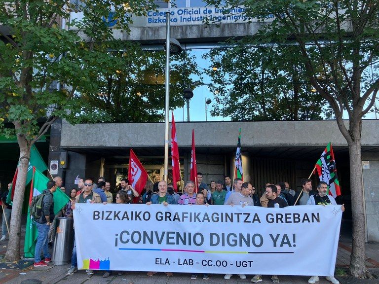 Cebeken egoitzaren aurren bildu dira sindikatuak | Argazkia: ELA