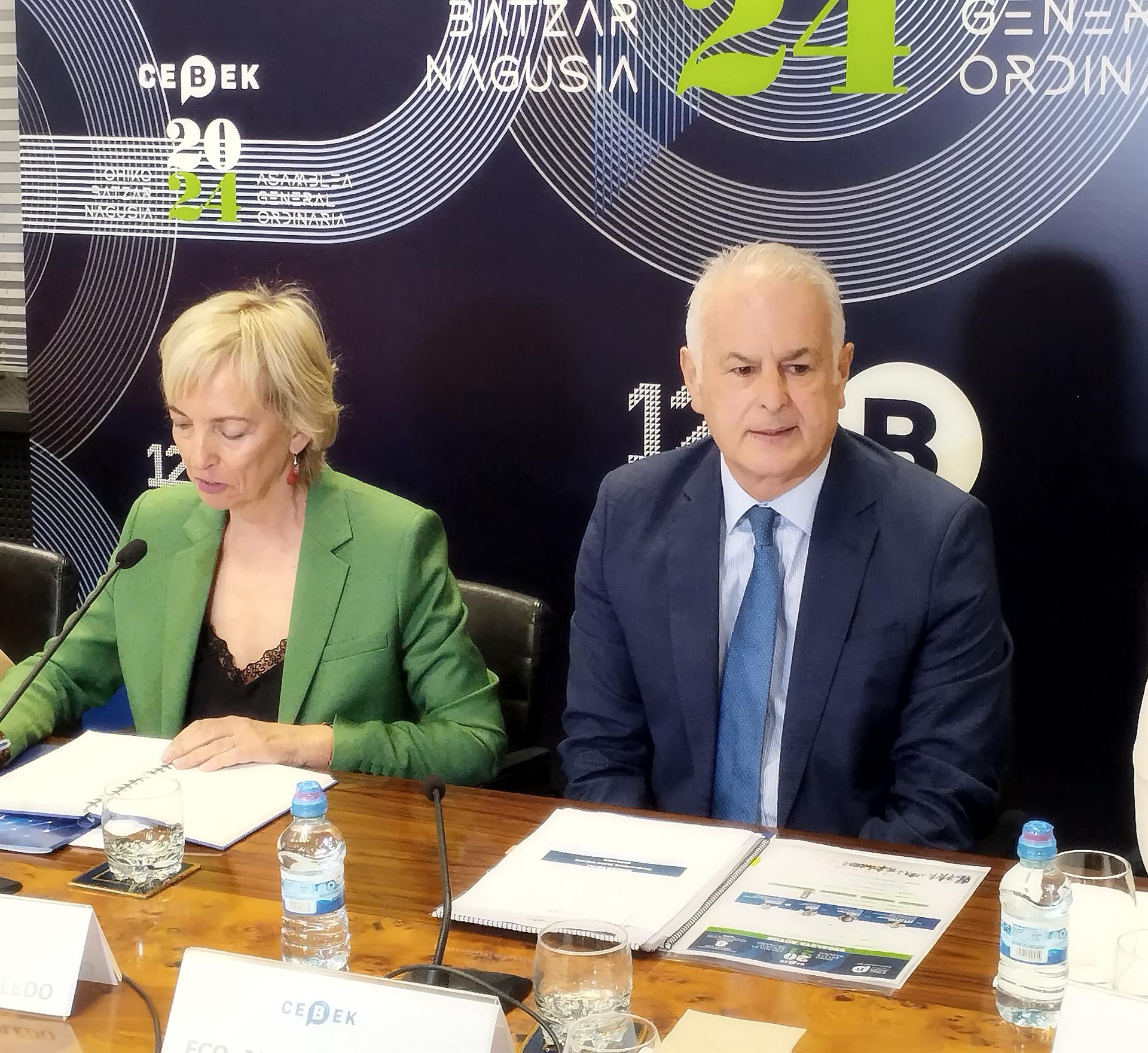 Carolina Pérez Toledo CEBEKeko presidentea eta Francisco Javier Azpiazu idazkari nagusia | Argazkia: Europa Press Carolina Pérez Toledo CEBEKeko presidentea eta Francisco Javier Azpiazu idazkari nagusia | Argazkia: Europa Press