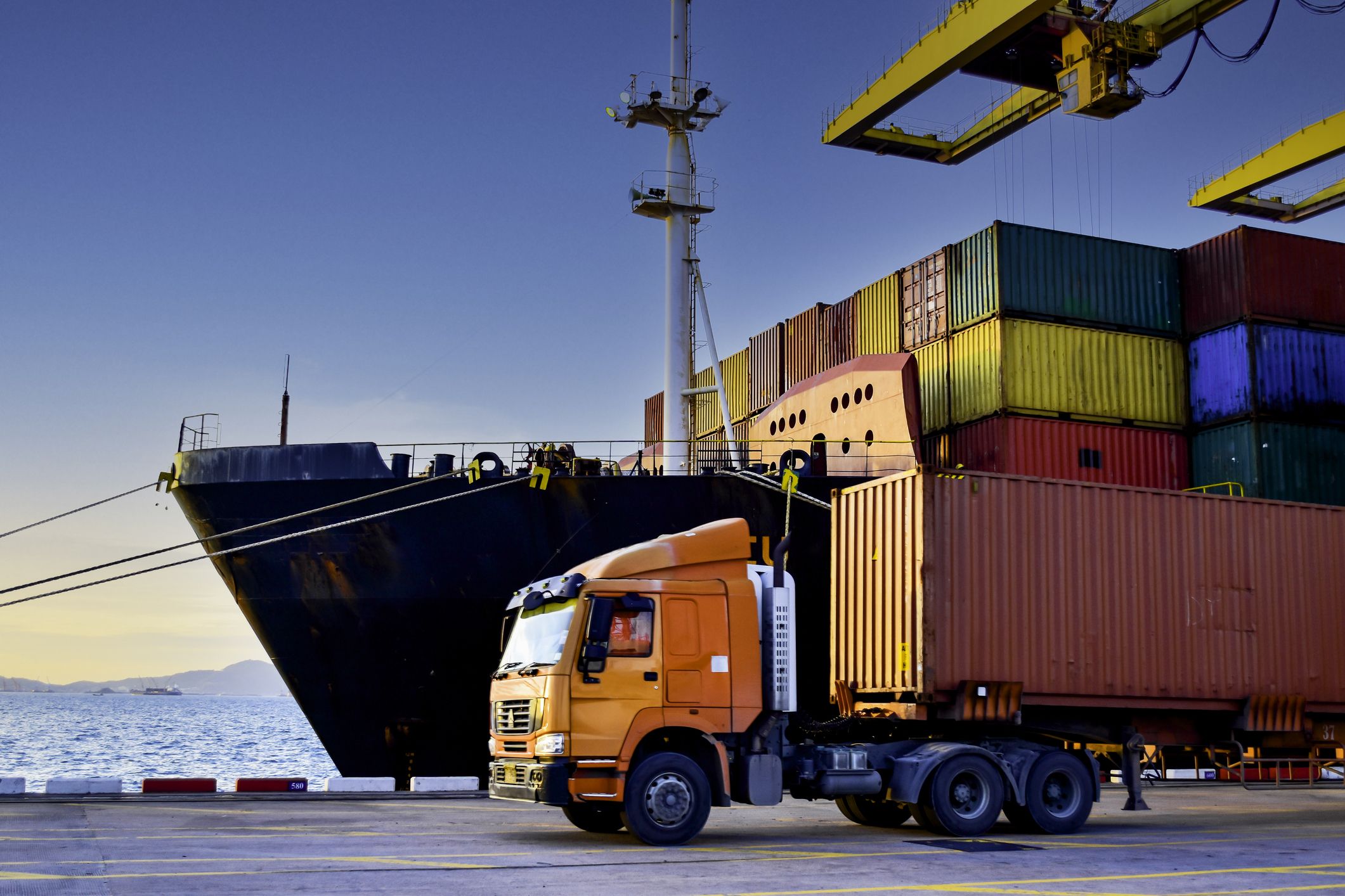 EAEn salgaien garraioak (logistikak) berotegi-efektuko isurpenen %35 sortzen du | Argazkia: iStock EAEn salgaien garraioak (logistikak) berotegi-efektuko isurpenen %35 sortzen du | Argazkia: iStock