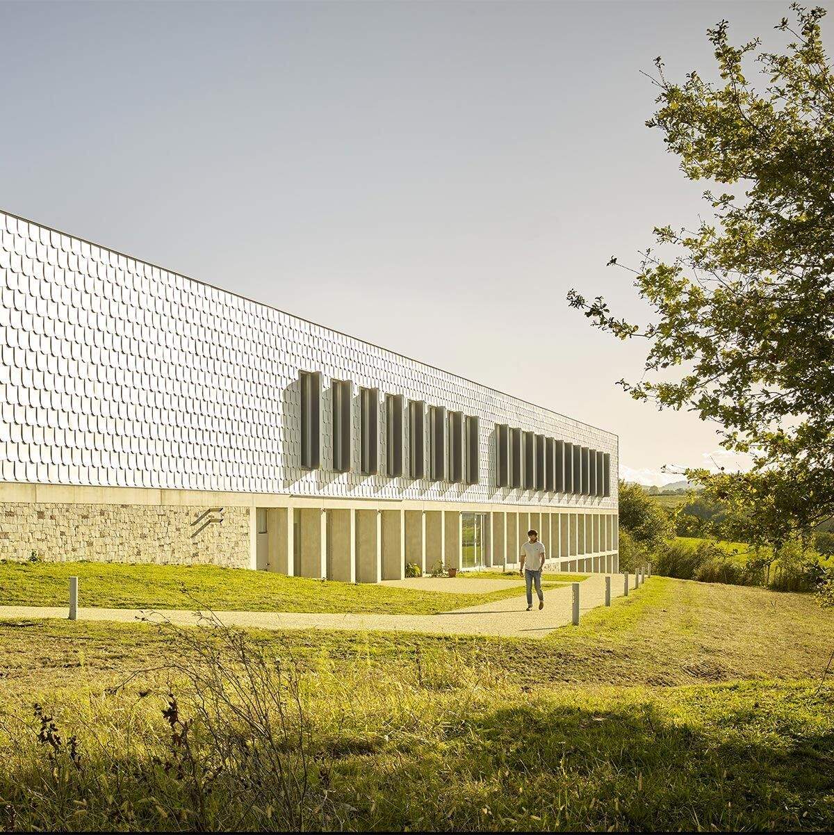 Eraikin berria argi naturalari ahalik eta etekin handiena ateratzeko diseinatu da | Argazkia: Alki