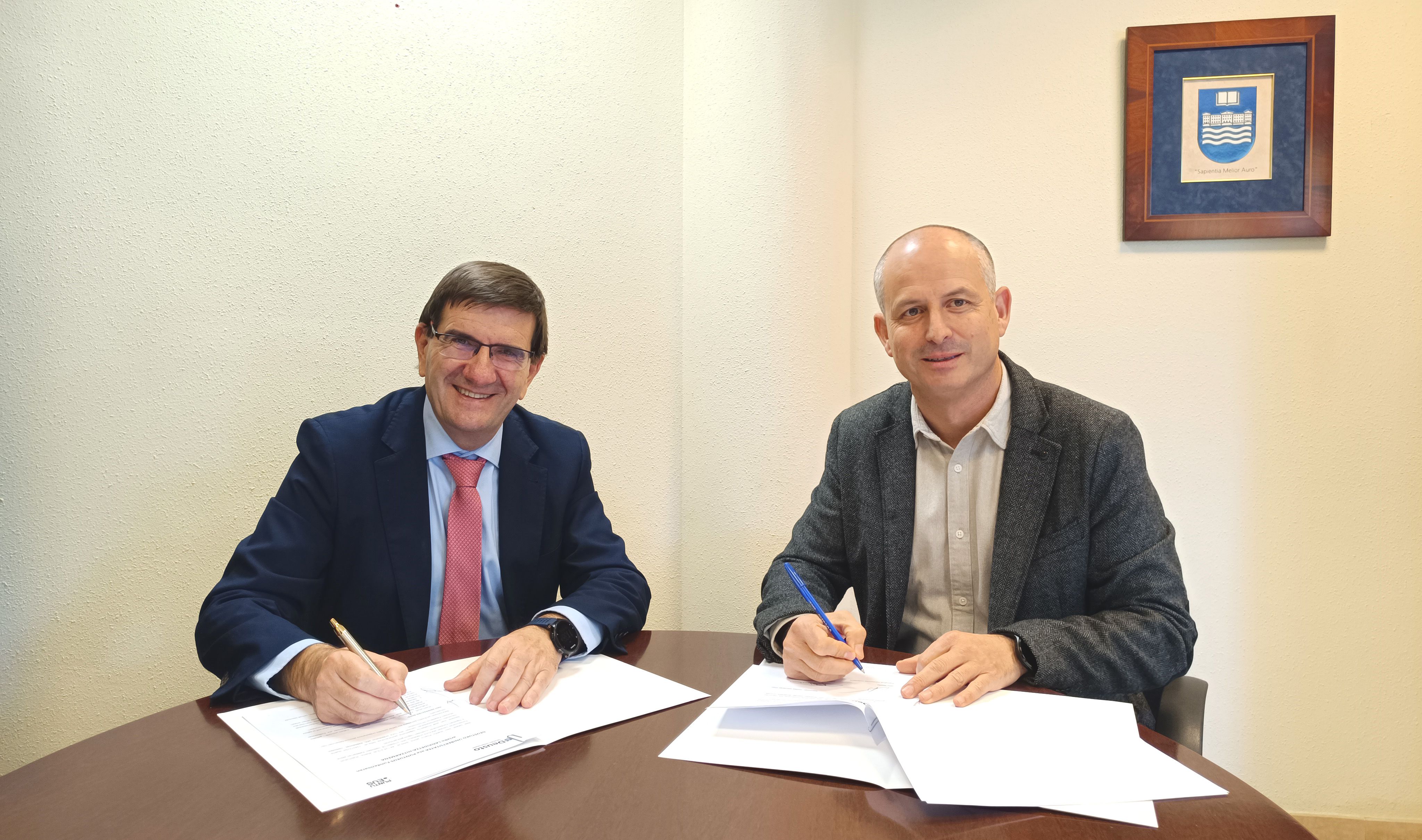 Etxeberria, Deustuko Unibertsitateko errektorea eta Josu Waliño PuntuEUSeko zuzendari nagusia | Argazkia: Deustuko Unibertsitatea Etxeberria, Deustuko Unibertsitateko errektorea eta Josu Waliño PuntuEUSeko zuzendari nagusia | Argazkia: Deustuko Unibertsitatea