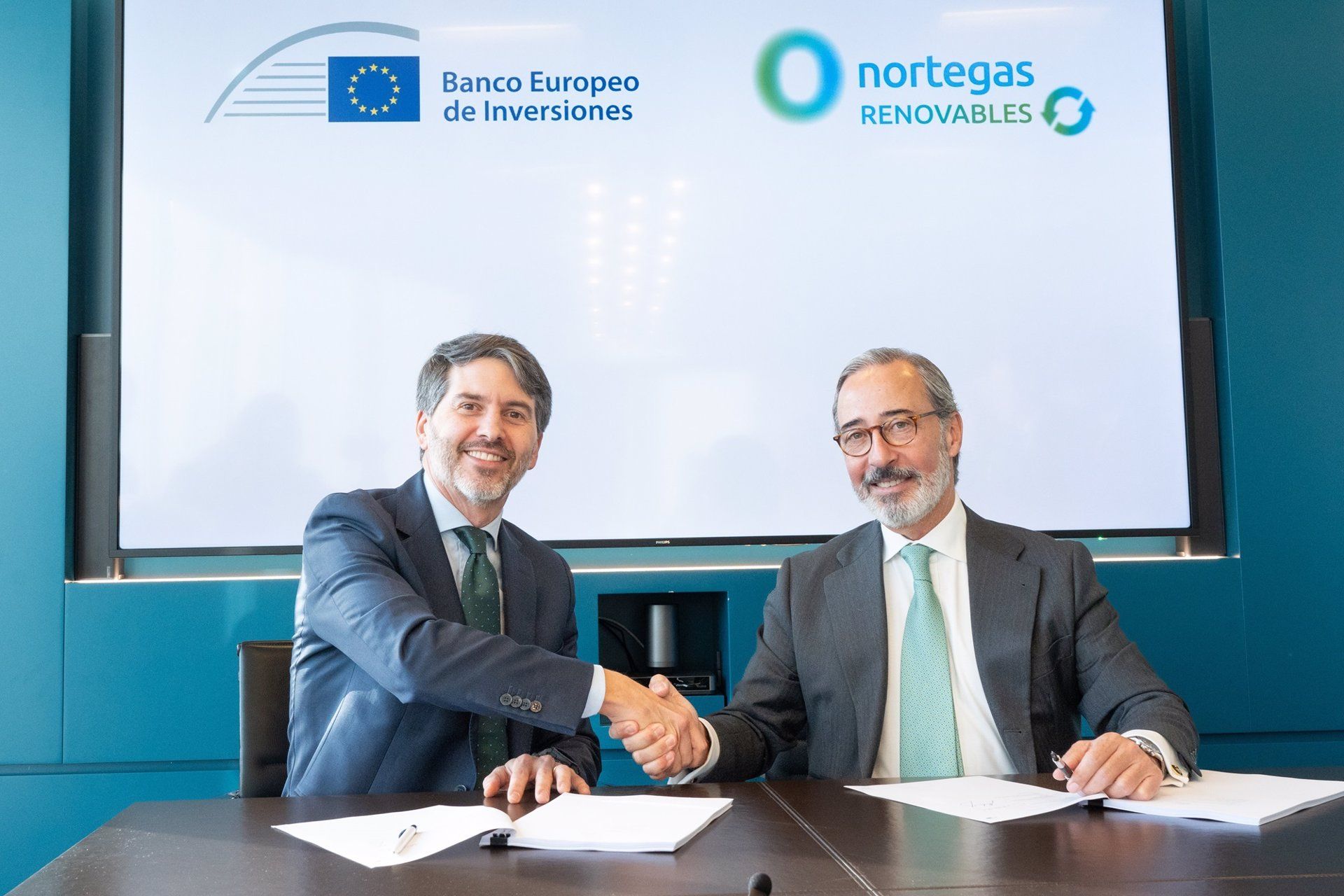 EIBko eta Nortegaseko ordezkariak, kontratua sinatzen | Argazkia: EIB EIBko eta Nortegaseko ordezkariak, kontratua sinatzen | Argazkia: EIB