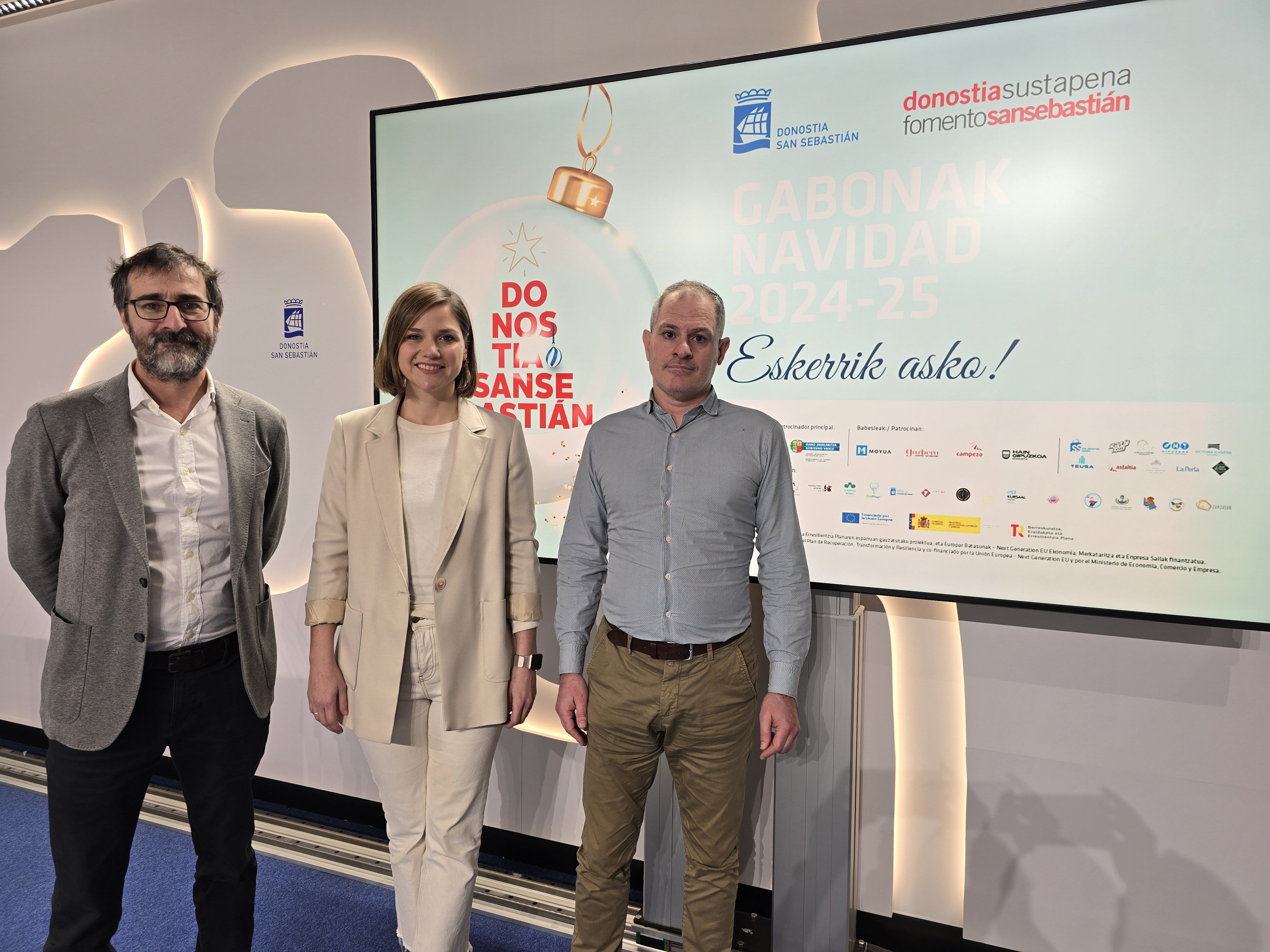 Iñigo Olaizola, Donostia Sustapeneko zuzendaria, Ane Oyarbide, Ekonomiako eta Tokiko Enplegurako zinegotzia eta Kepa Salaverria, Ikertaldeko aholkularia | Argazkia: Donostia Sustapena Iñigo Olaizola, Donostia Sustapeneko zuzendaria, Ane Oyarbide, Ekonomiako eta Tokiko Enplegurako zinegotzia eta Kepa Salaverria, Ikertaldeko aholkularia | Argazkia: Donostia Sustapena
