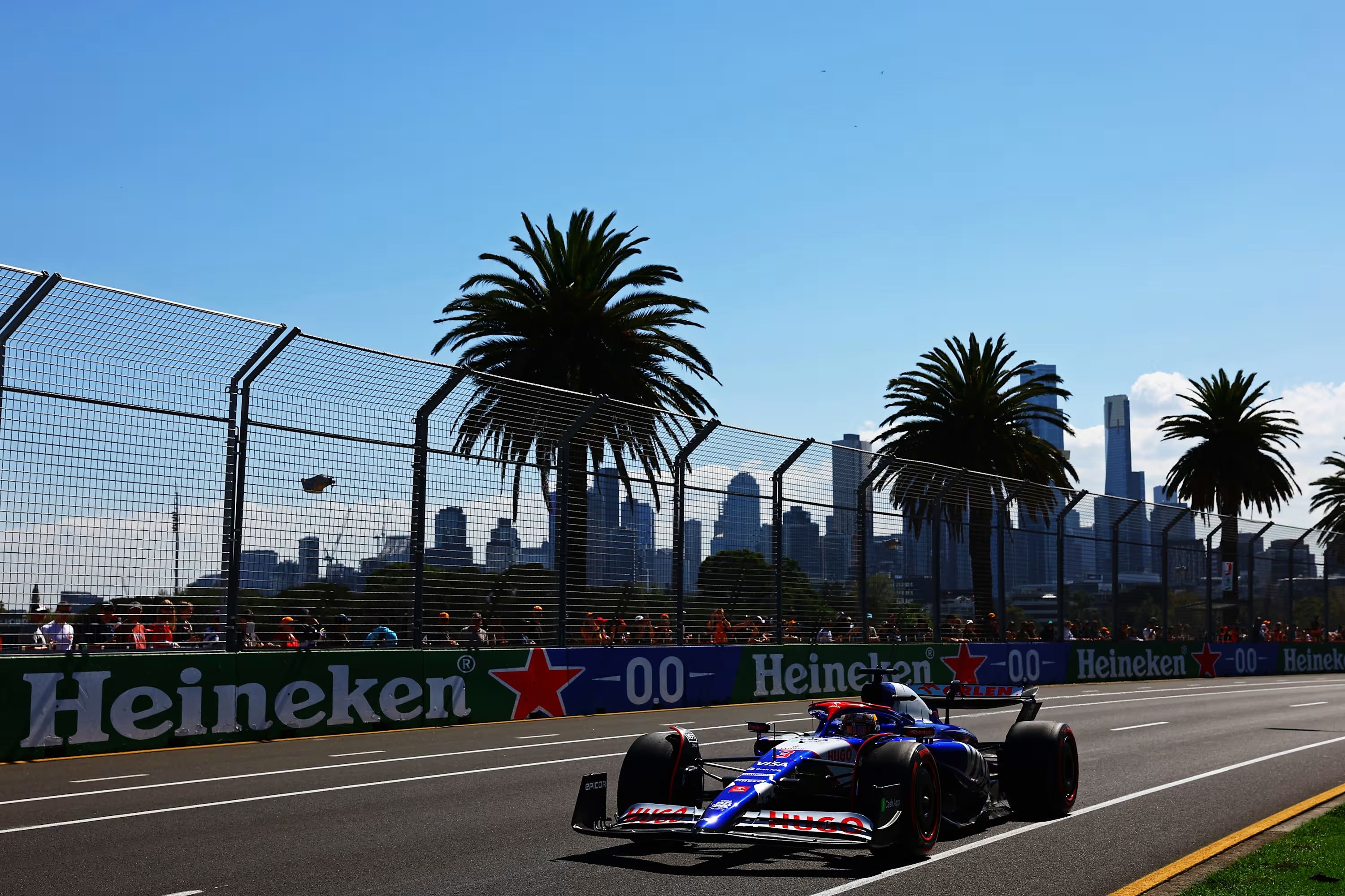 RedBull etxeak babestutako autoa eta Heineken-en publizitatea atzean | Argazkia: RedBull Racing RedBull etxeak babestutako autoa eta Heineken-en publizitatea atzean | Argazkia: RedBull Racing
