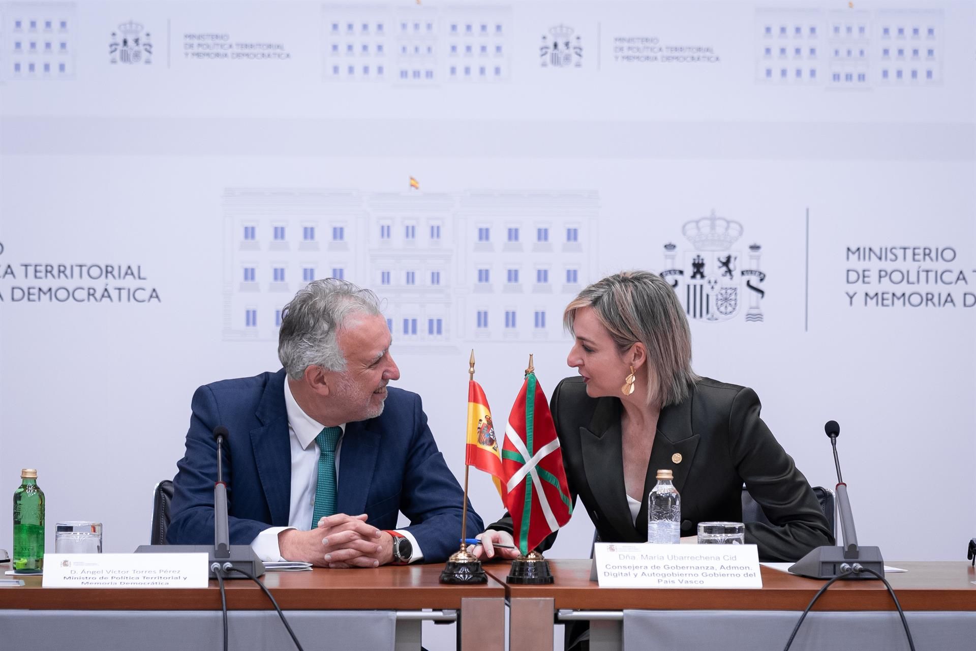 Ángel Víctor Torres Lurralde Politikako eta Memoria Demokratikoko ministroa eta María Ubarretxena Jaurlaritzako bozeramailea, gaurko bileran | Argazkia: Diego Radamés/Europa Press