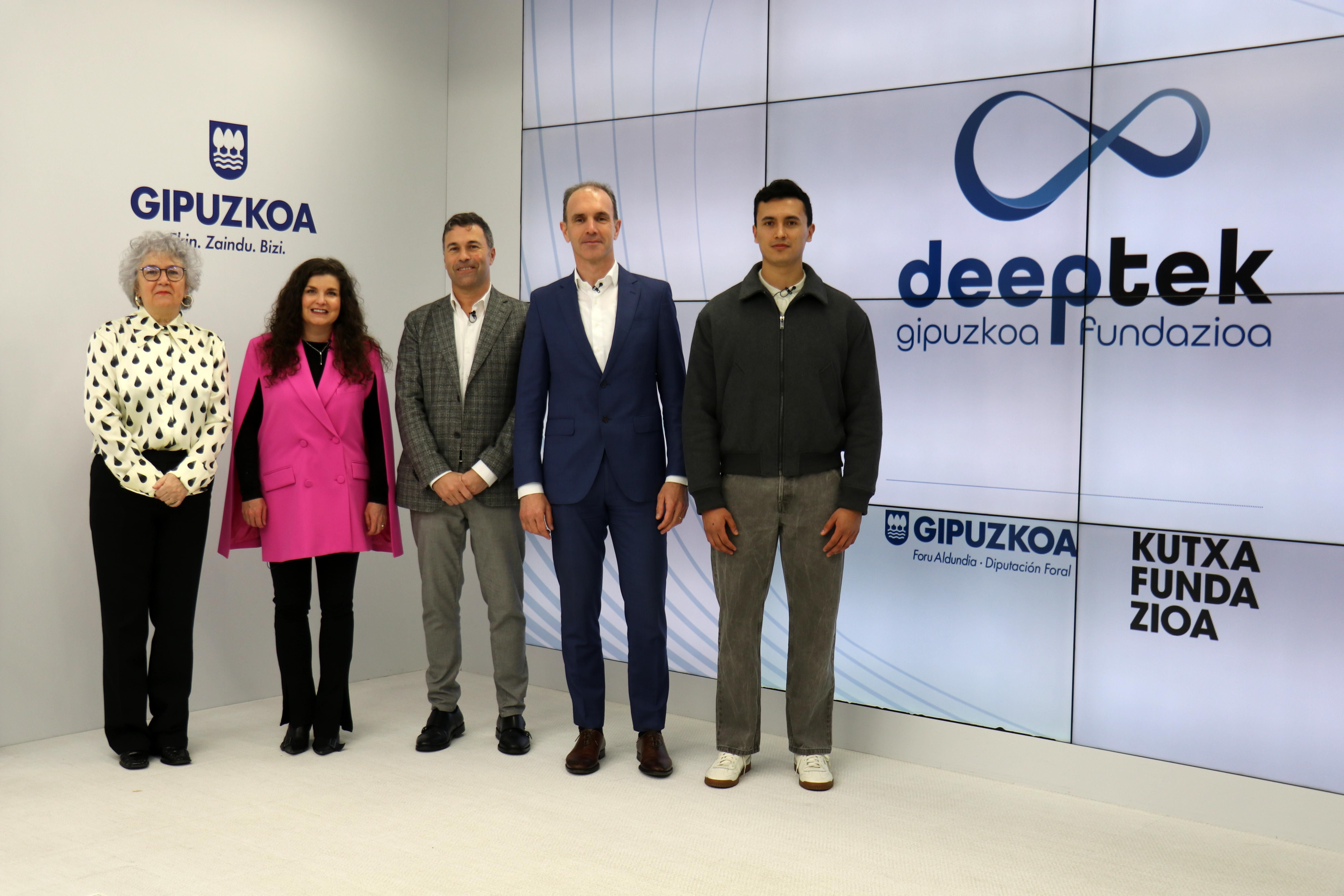 Maider Zabala (Onena Medicines), bigarrena ezkerretik, eta Juan Garzón (Cultzyme), lehena eskuinetik, Deeptek Fundazioaren aurkezpen prentsaurrekoan | Argazkia: Gipuzkoako Foru Aldundia