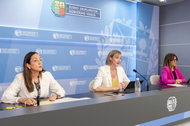 Begoña Pedrosa (ezkerrean), Maria Ubarretxena eta Amaia Barredo sailburuekin | Argazkia: Irekia Begoña Pedrosa (ezkerrean), Maria Ubarretxena eta Amaia Barredo sailburuekin | Argazkia: Irekia