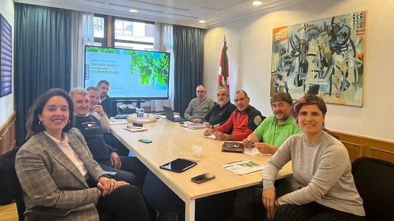 Bizkaiko Foru Aldundia lehen sektoreko ordezkariekin bildu da | Argazkia: BFA Bizkaiko Foru Aldundia lehen sektoreko ordezkariekin bildu da | Argazkia: BFA