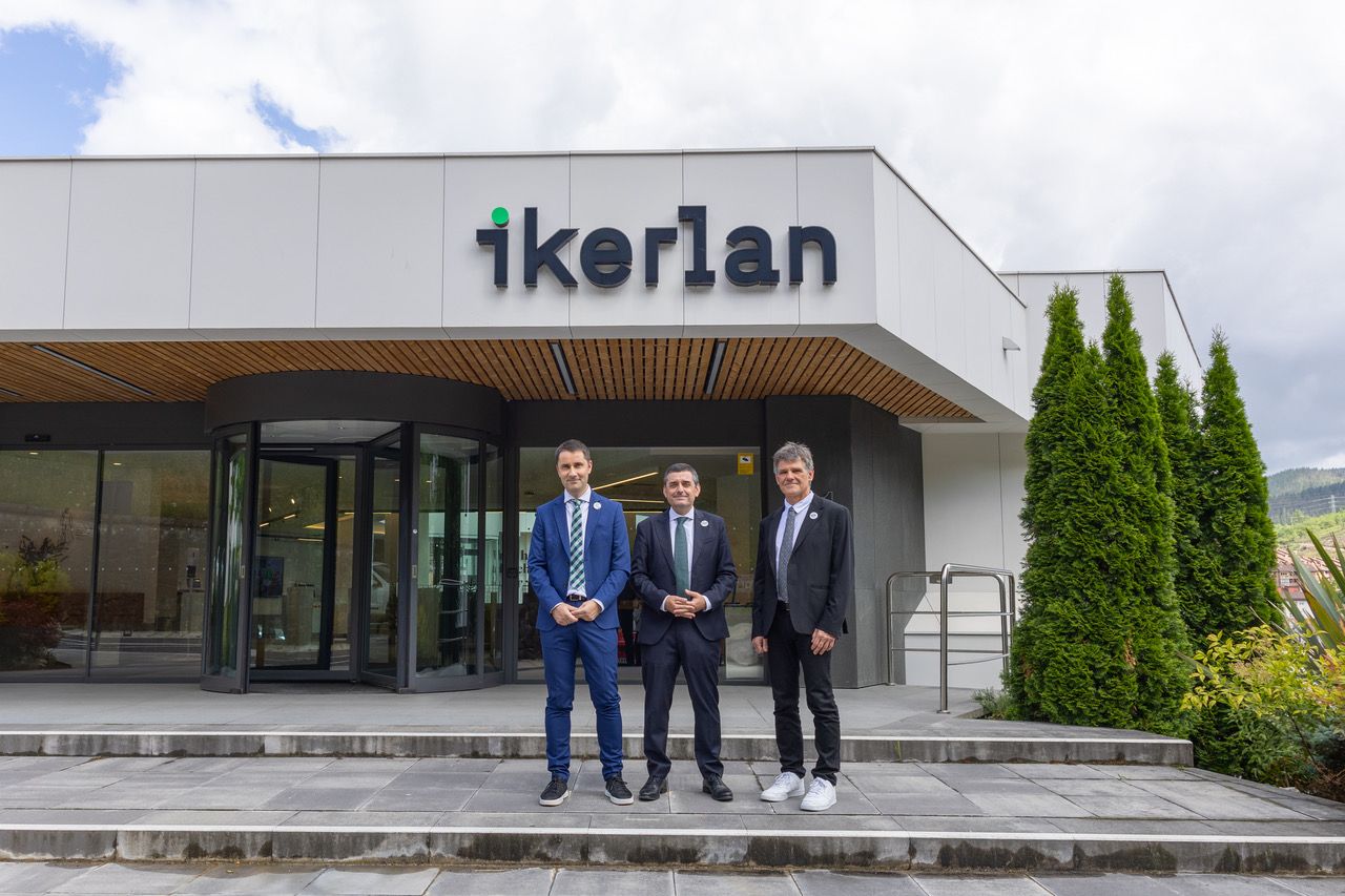 Ion Etxeberria (zuzendaria) Adolfo Plaza (presidentea) eta Iñigo Aranburu (idazkaria) | Argazkia: enemásene