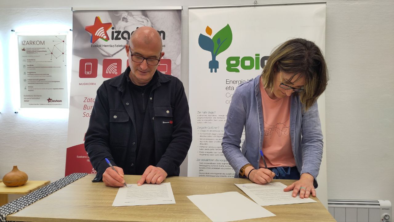Iker Garaialdek (Izarkom) eta Erika Martinezek (Goiener) sinatu dute manifestua | Argazkia: Goiener