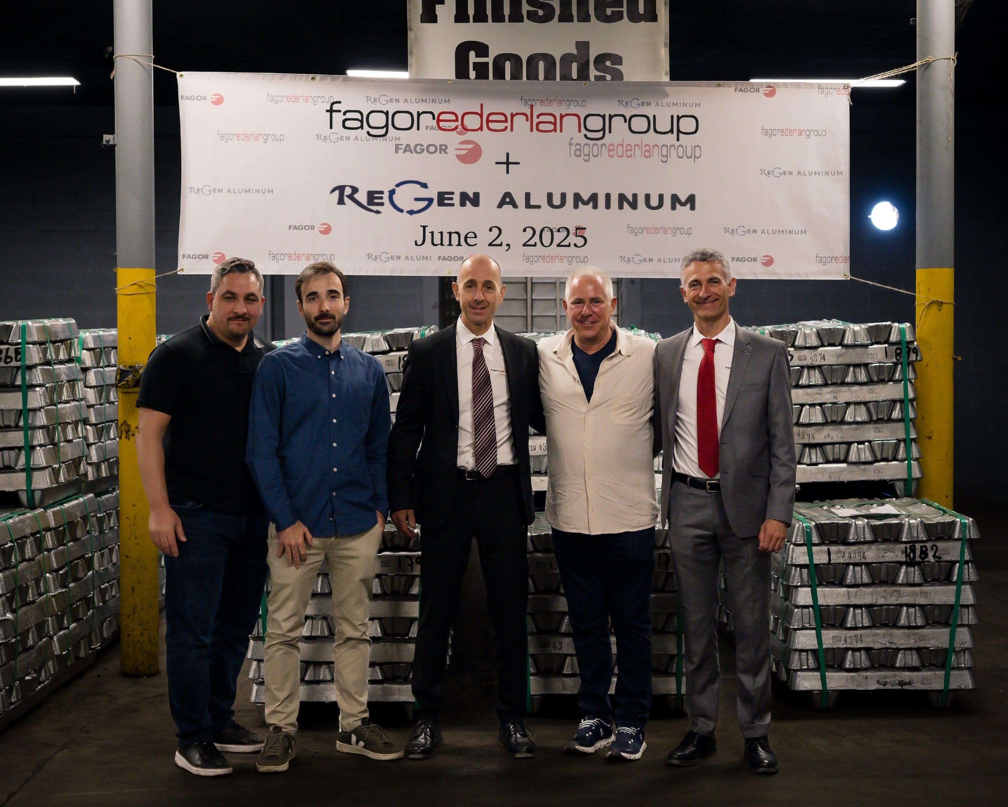 Jon Zuazo zuzendaria eta Mikel Uribetxebarria Kontseilu Errektoreko presidentea Regen Aluminium-en egoitzan izan dira | Argazkia: Mondragon Korporazioa