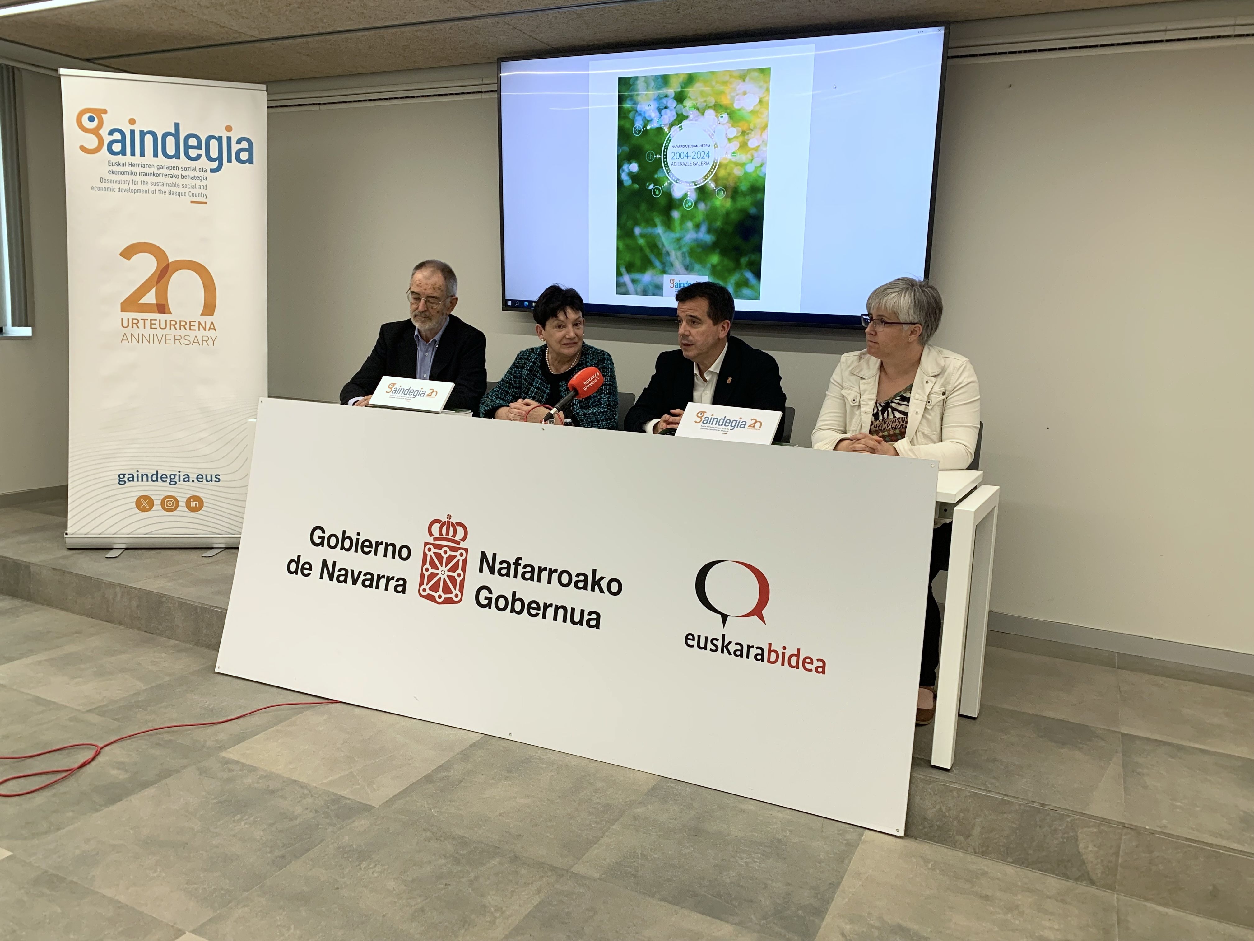 Iñaki Dorronsoro, Anjeles Iztueta, Mikel Irujo eta Izaskun Andueza, atzoko aurkezpenean | Argazkia: EnpresaBIDEA