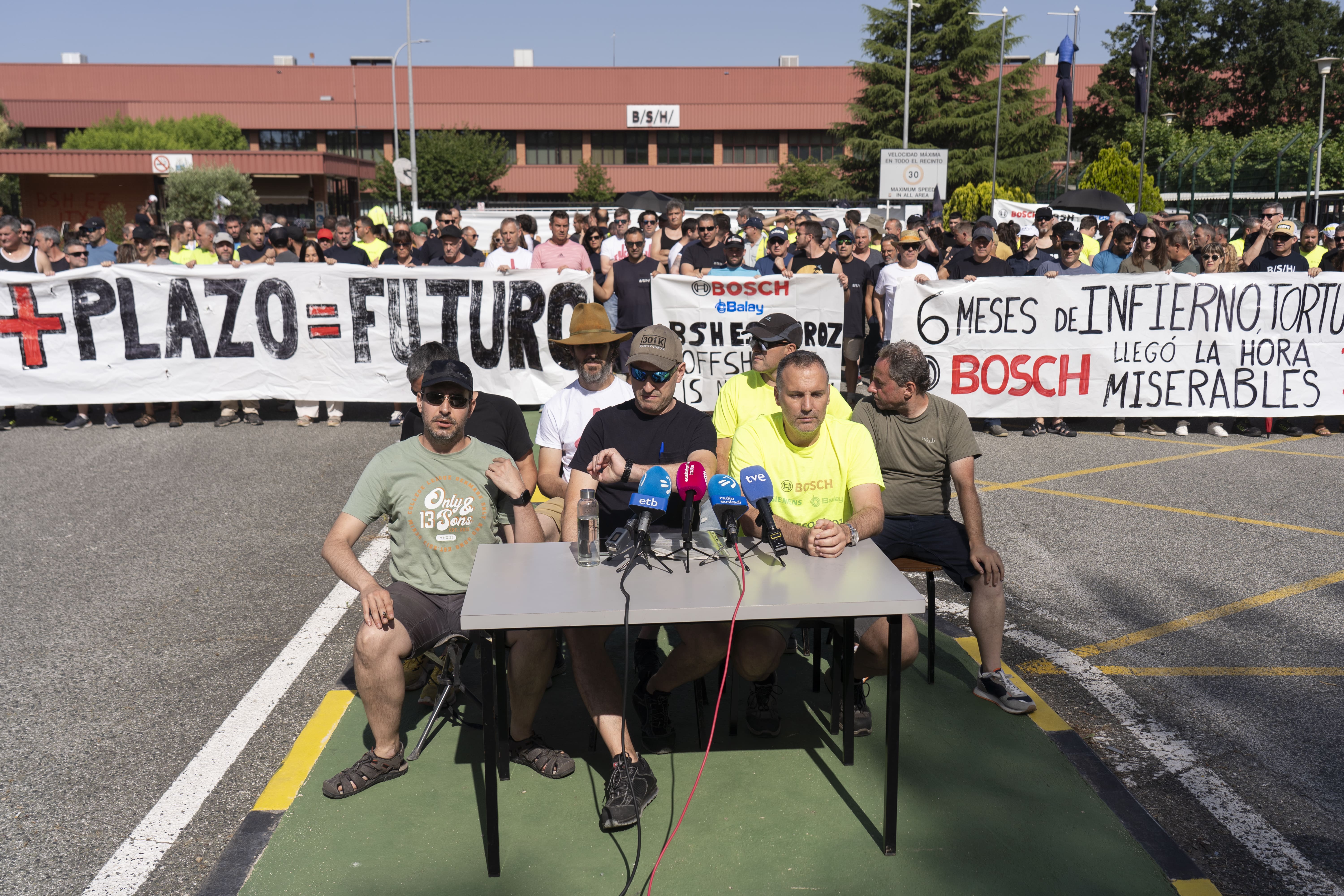 BSHko langile batzordearen agerraldia, erregulazio espedientearen negoziazioaren hasieran | Argazkia: Iñigo Uriz / Foku BSHko langile batzordearen agerraldia, erregulazio espedientearen negoziazioaren hasieran | Argazkia: Iñigo Uriz / Foku