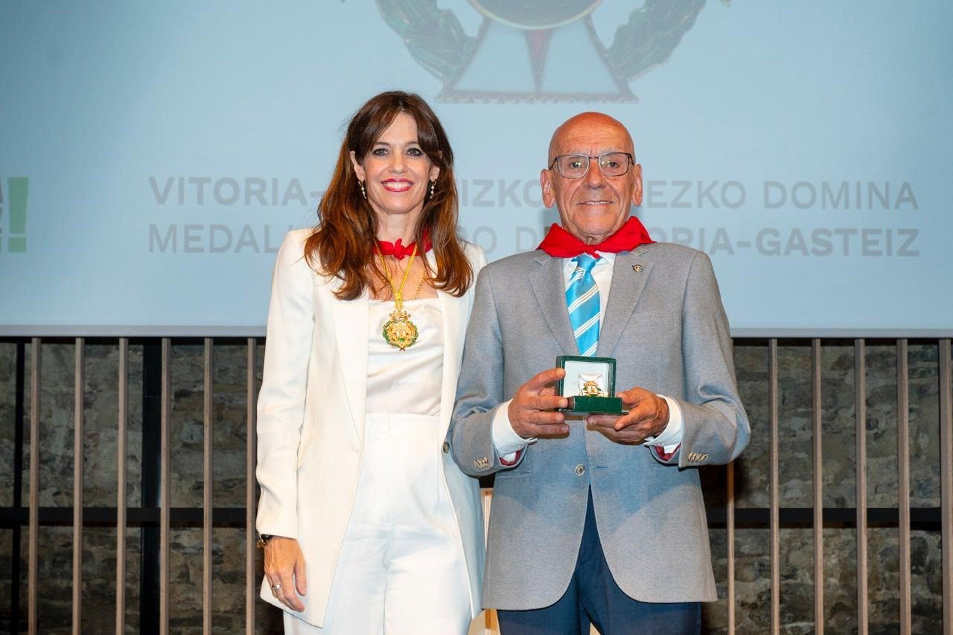   Maider Etxebarria VItoriako alkateak Gregorio Rojo Arabako Ganberako presidenteari eman dio Hiriaren Urrezko Domina | Argazkia: Gasteizko Udala