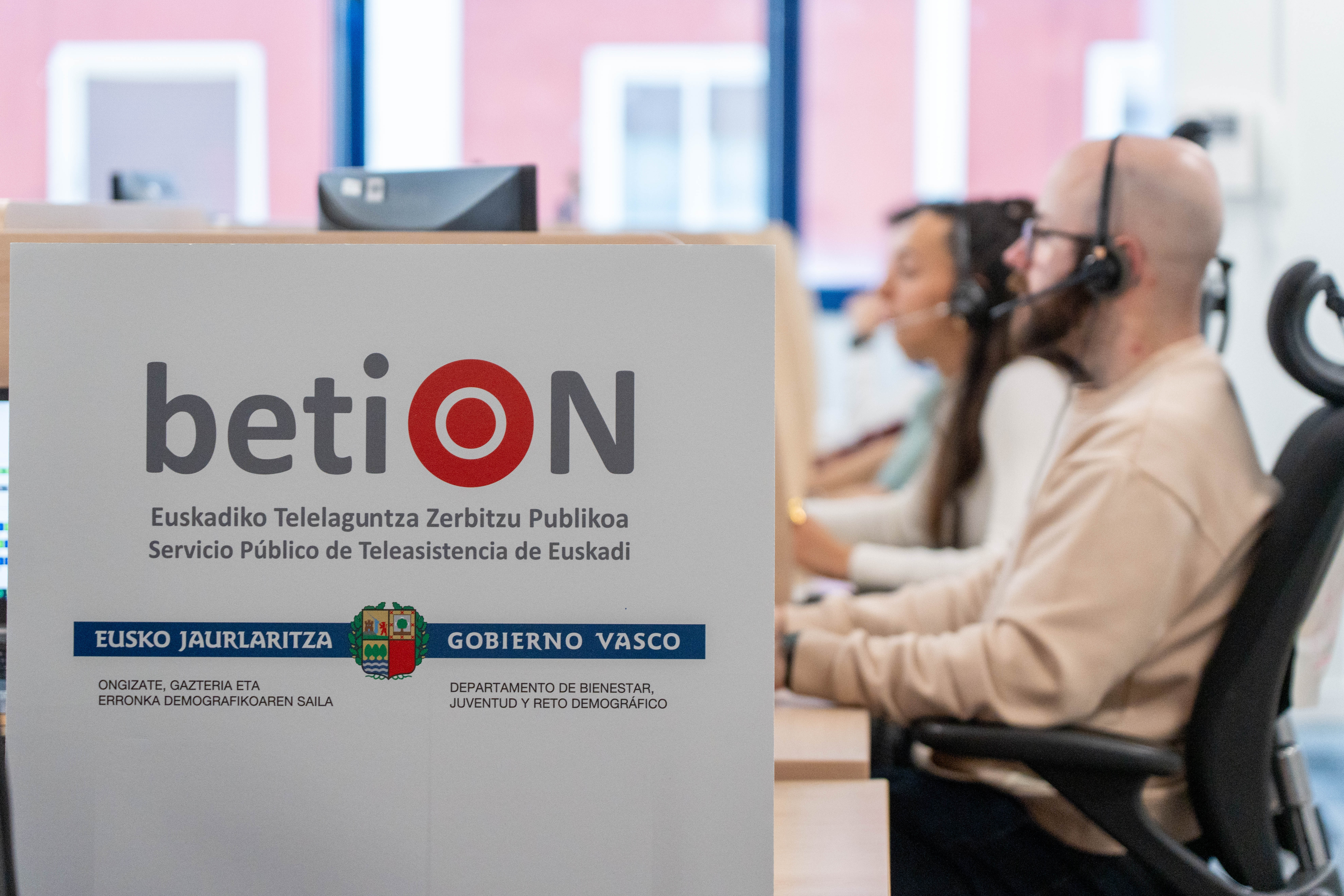 BetiON telelaguntza zerbitzu publikoko langileak | Argazkia: Irekia