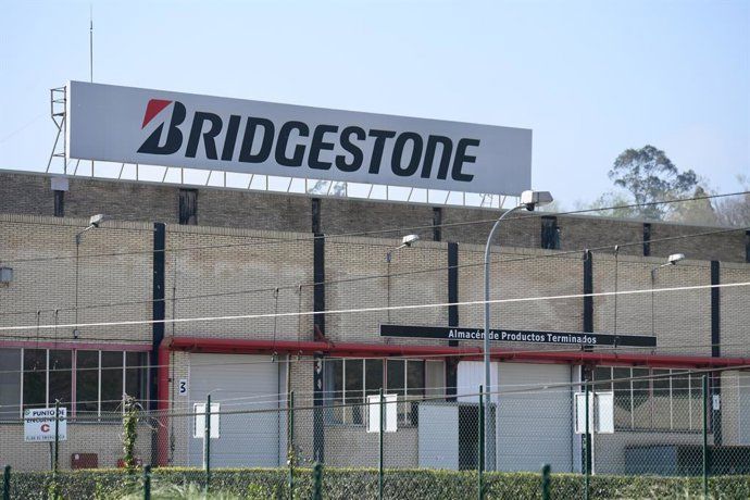 Bridgestoneko lantegiko mantentze lanez arduratzen dira Serveoko langileak | Argazkia: Europa Press