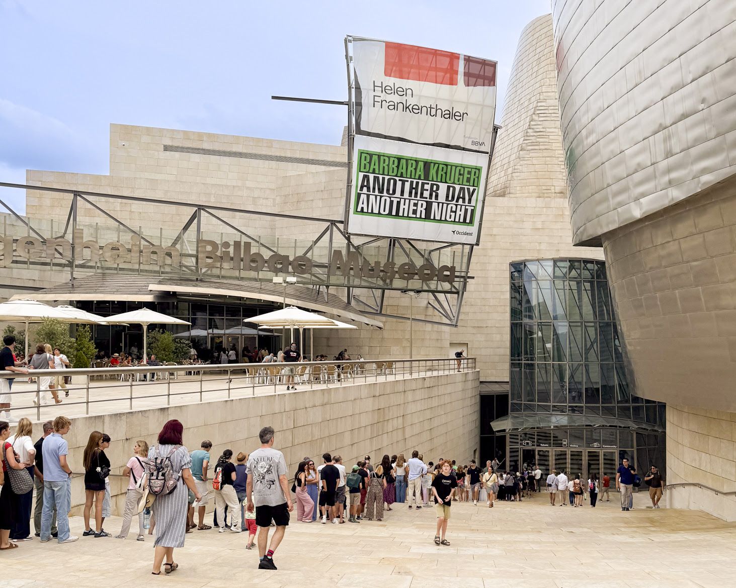 Bisitariak museora bidean | Argazkia: Guggenheim Bilbao Museoa
