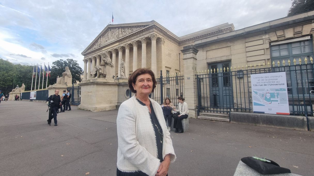 Colette Capdevielle Baiona aldeko diputatu sozialista bozketatik ateratzean