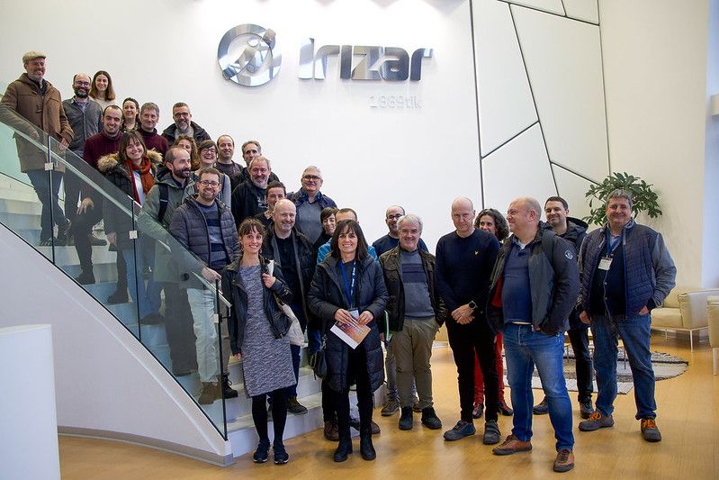 Euskaragileak taldeak Irizar kooperatiban eginiko topaketa bat | Argazkia: Bai Euskarari Elkartea