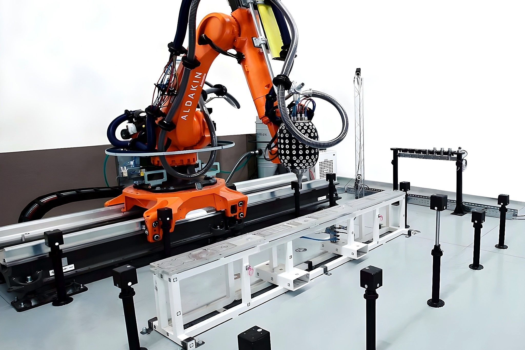 Konposite materialaz egindako piezak mekanizatzeko sistema robotikoa | Argazkia: AFM Cluster